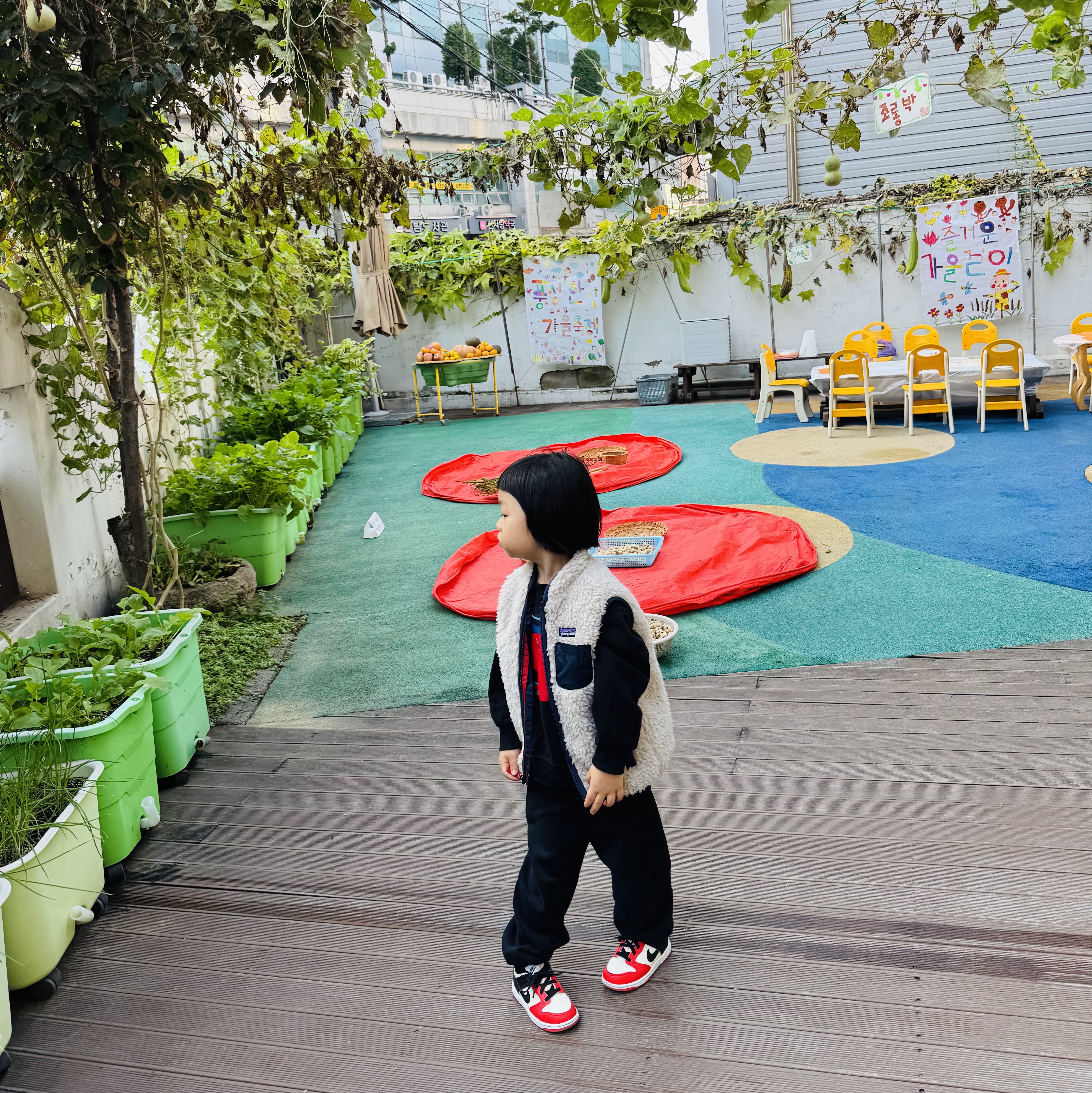 (Baby) Patagonia Retro-X Fleece Vest Natural New Navy, (Kids) Uniqlo UT x Kaws x Warhol Sweatshirt B Black 착용 스타일 - 2