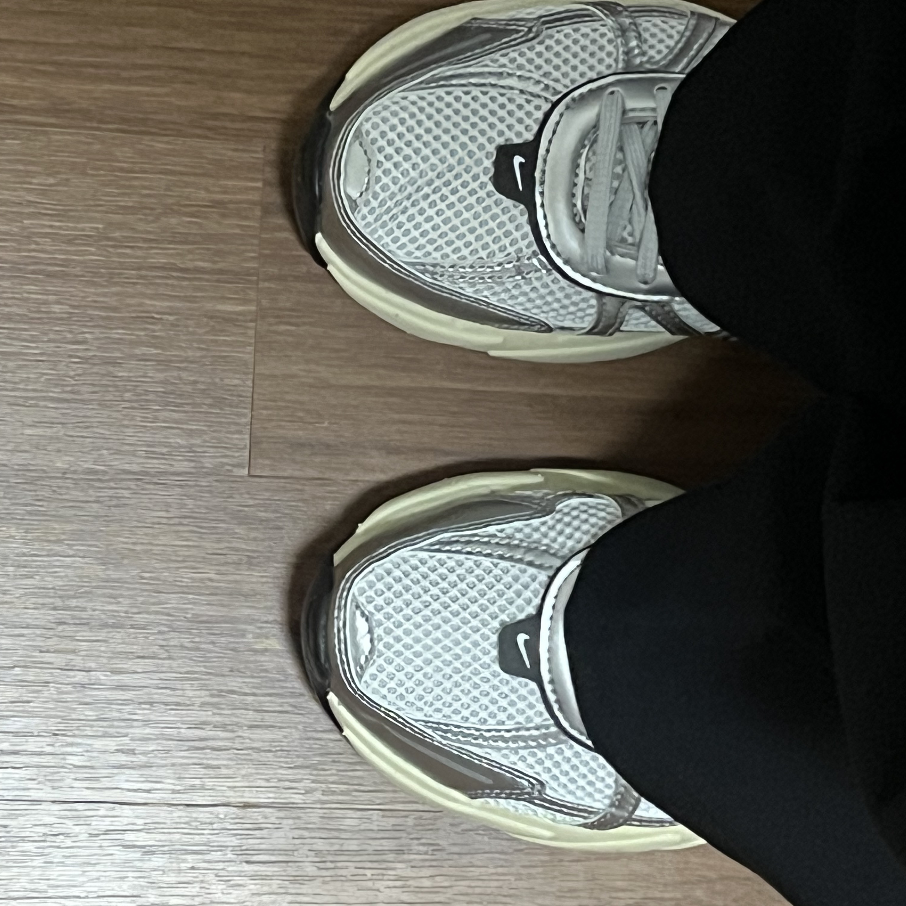 Nike V2K Run Summit White Metallic Silver 착용 스타일