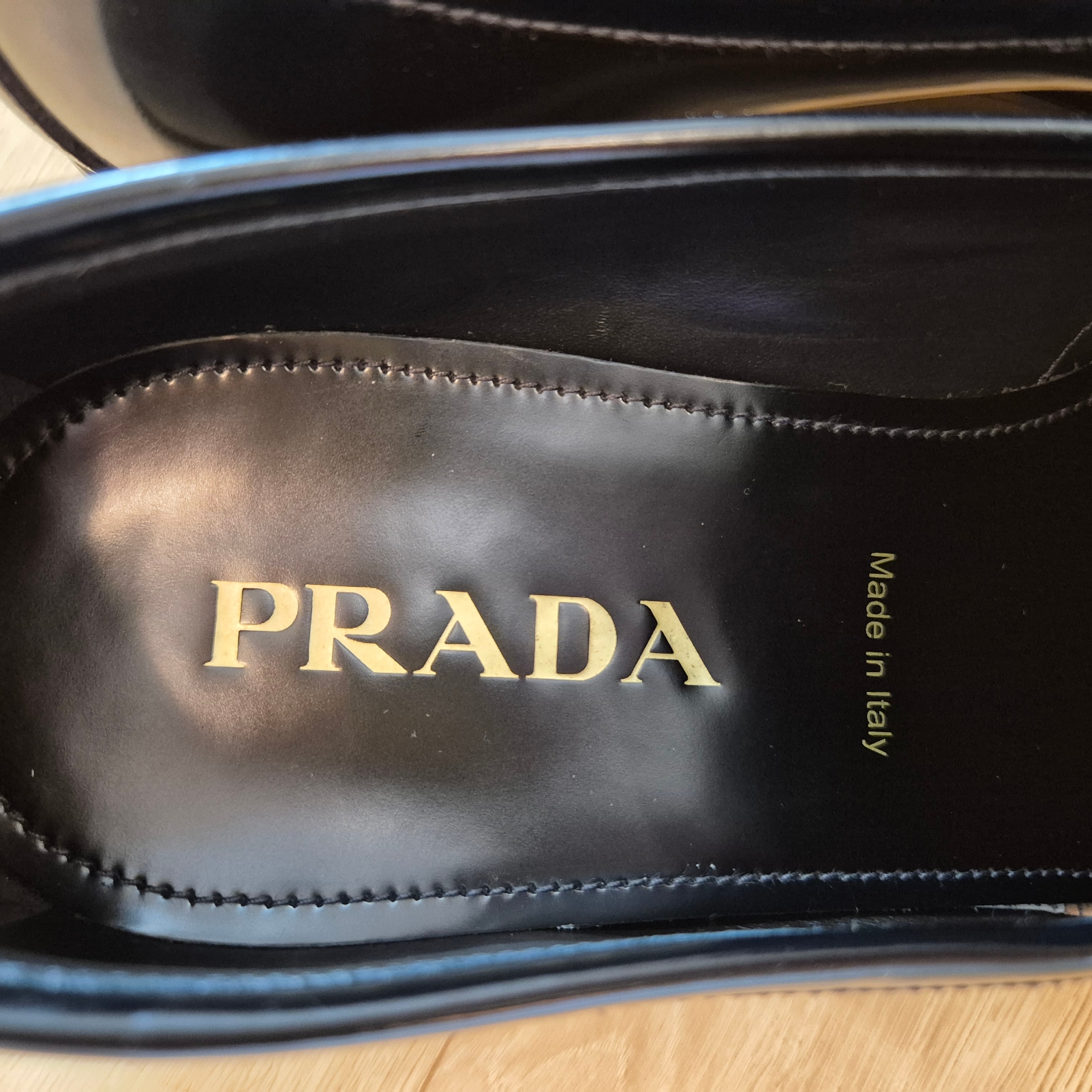Prada Brushed Leather Loafers Black 착용 스타일 - 5