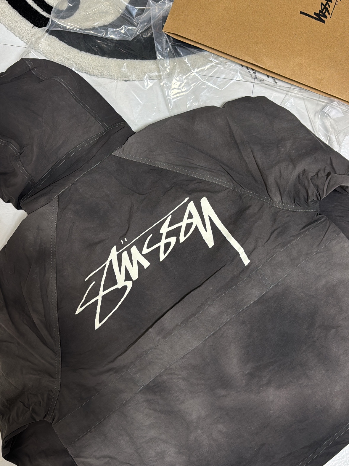 Stussy Wave Dye Beach Shell Jacket Black 착용 스타일 - 2