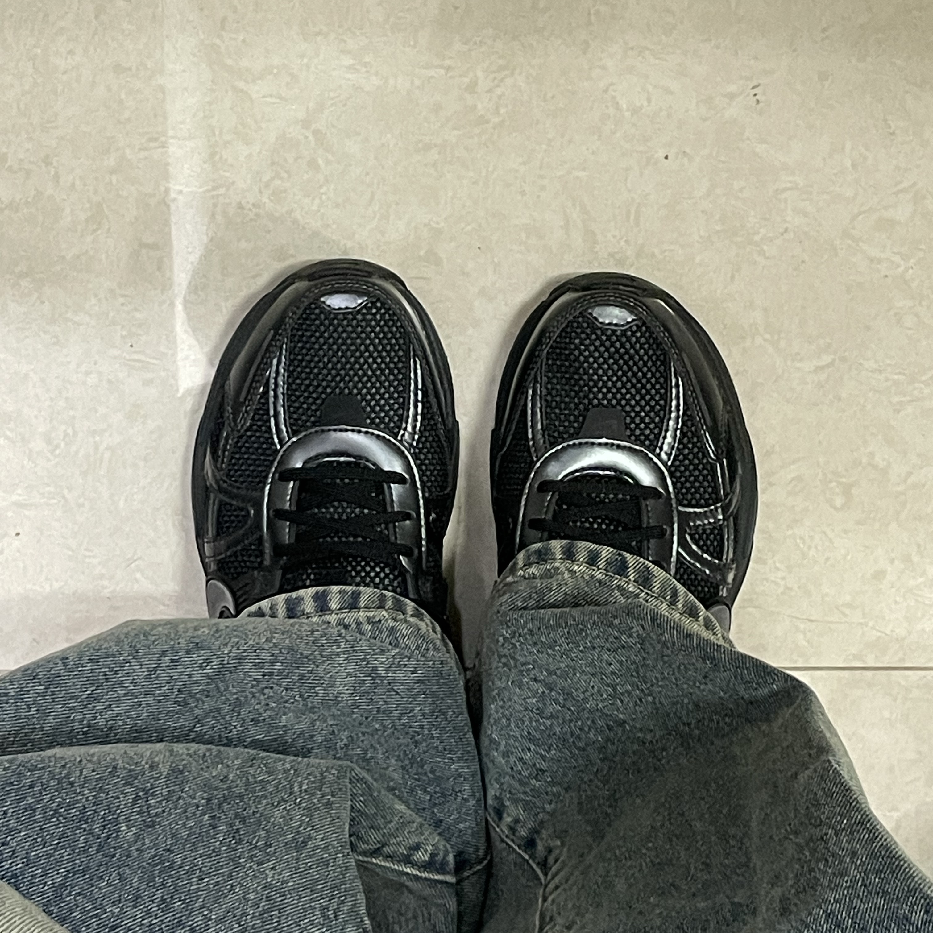 Nike V2K Run Black Anthracite 착용 스타일