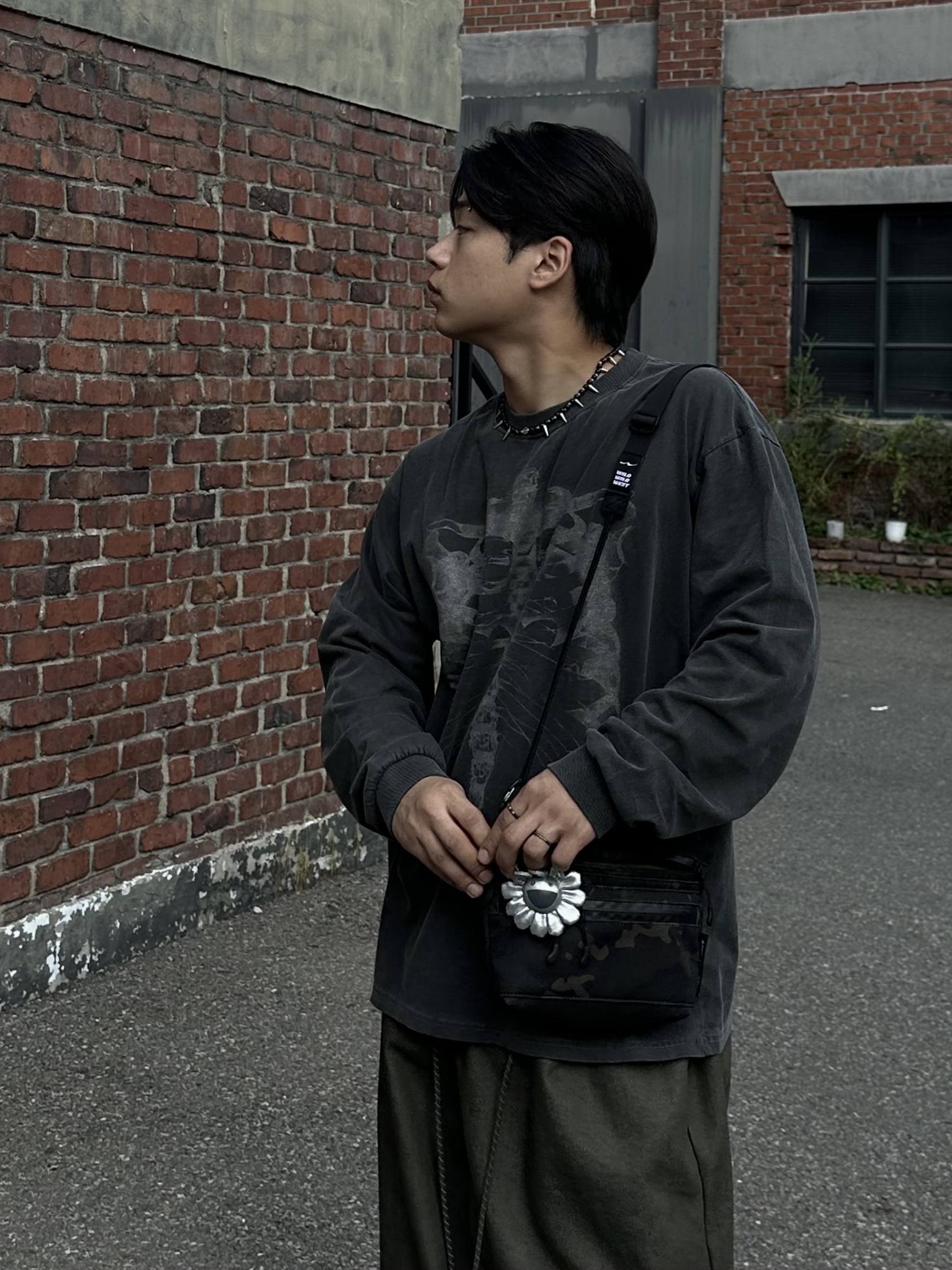 (W) Nike Air Force 1 PRM MF Velvet Brown, Kaikai Kiki Flower Rubber Keyring Gray Black 착용 스타일 - 3