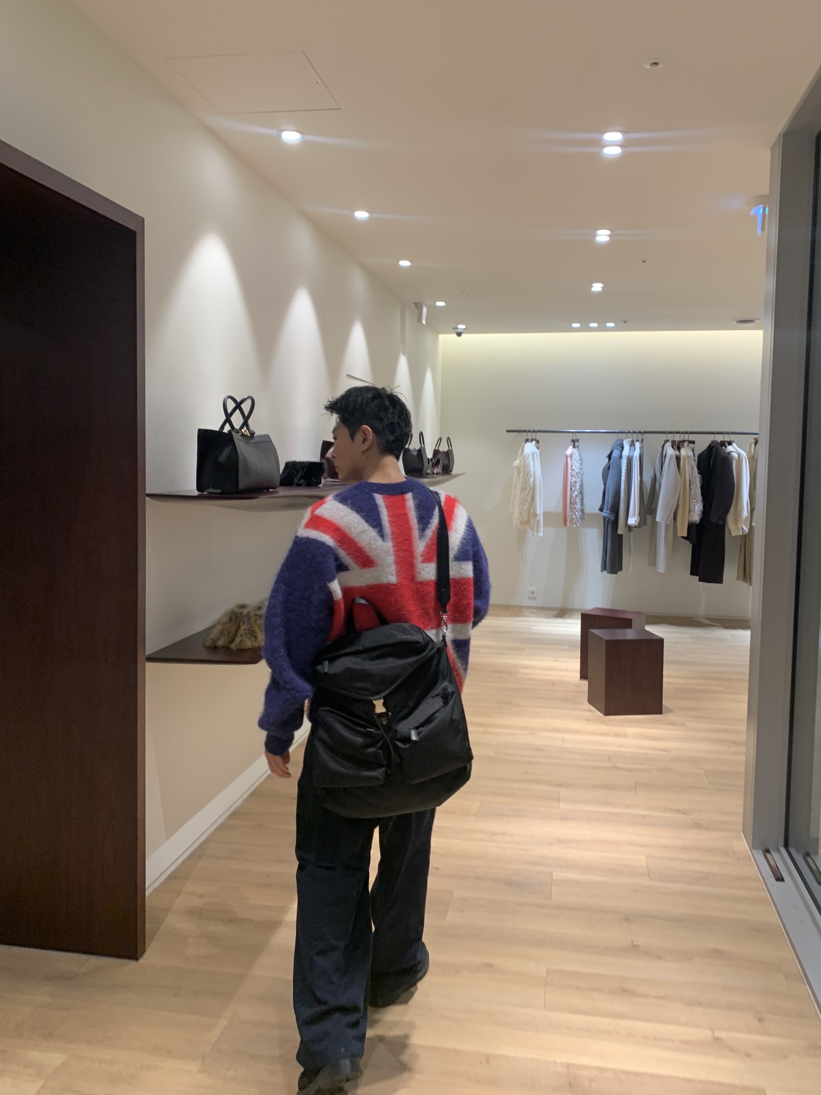 Palace Hairy Flag Knit UK - 24FW, Prada Re-Nylon Leather Backpack Black 착용 스타일 - 2