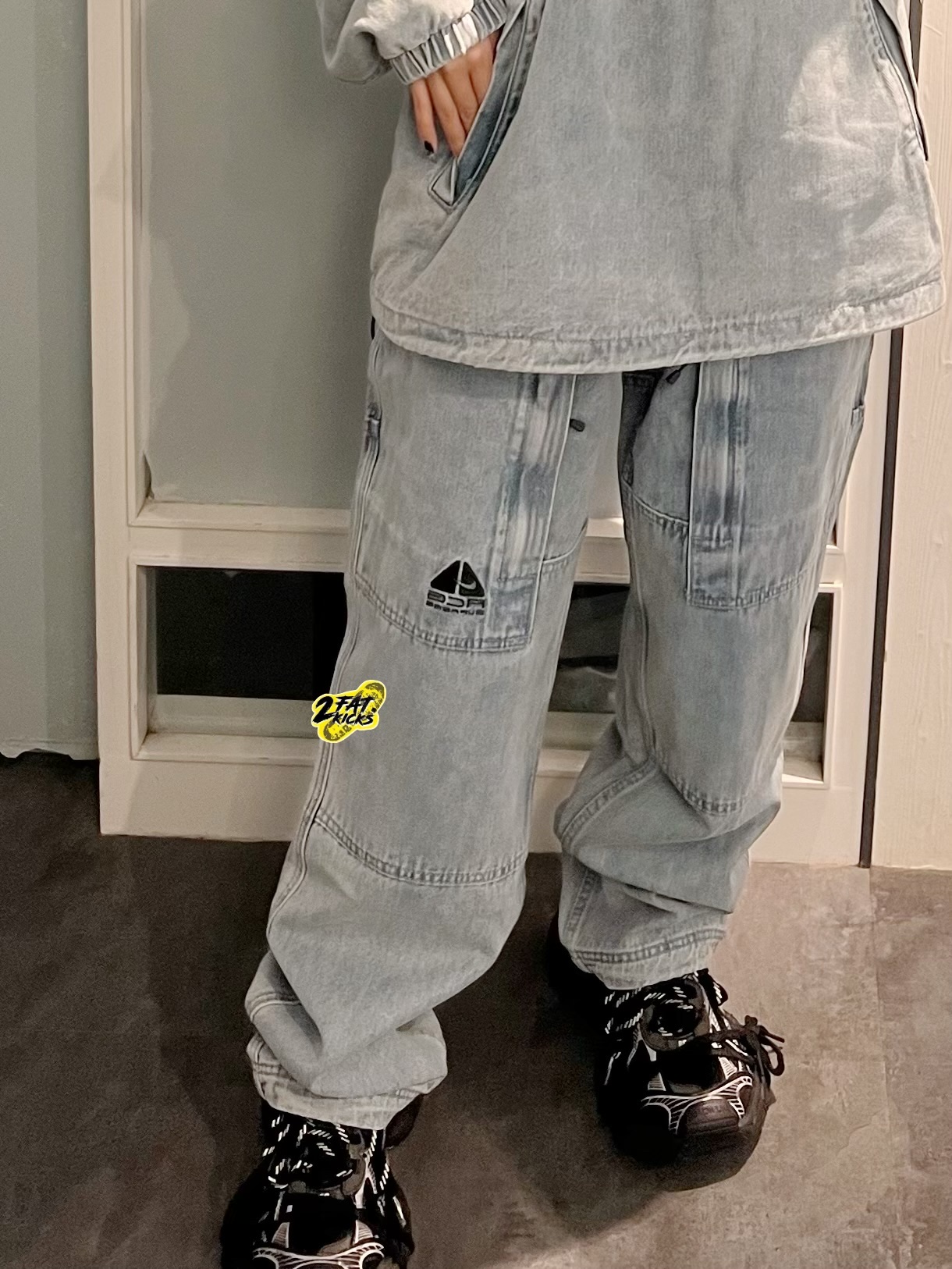 Supreme x Nike ACG Belted Denim Pants Washed Blue - 22FW, Supreme x Nike ACG Belted Denim Pants Black - 22FW 착용 스타일 - 3
