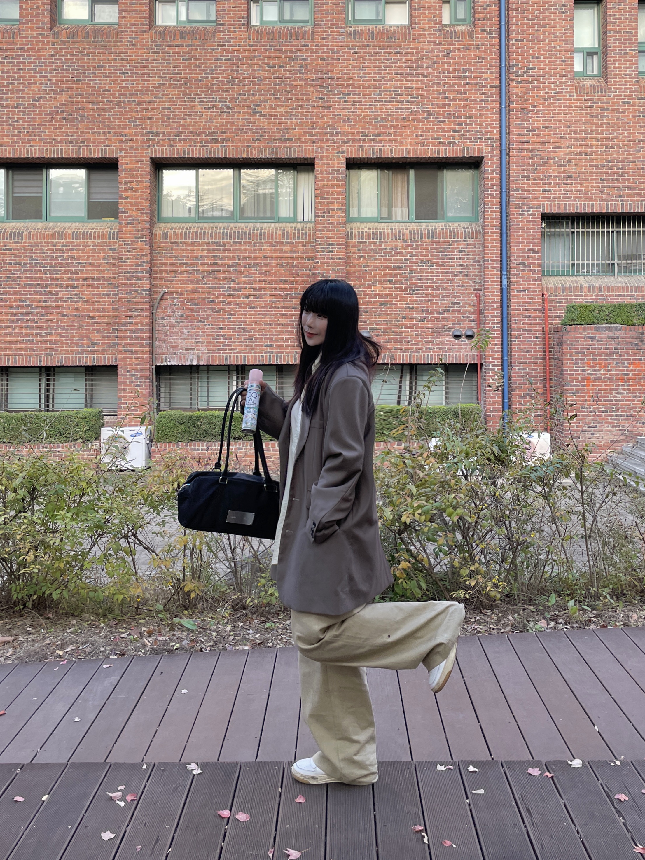 Matin Kim Sporty Tote Bag Black, Acne Studios Perey Velcro Strap Sneakers White 착용 스타일 - 2