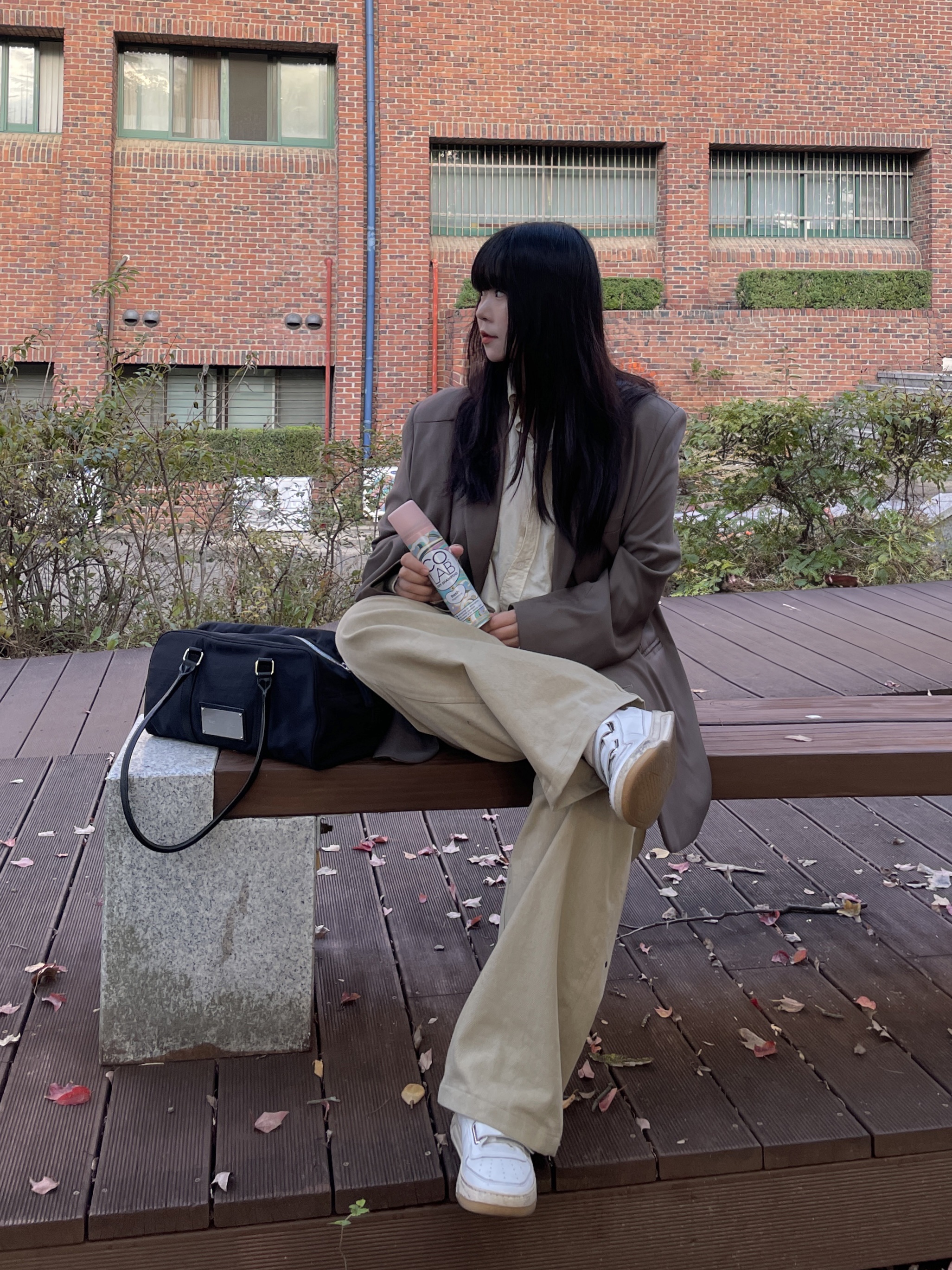 Matin Kim Sporty Tote Bag Black, Acne Studios Perey Velcro Strap Sneakers White 착용 스타일 - 1