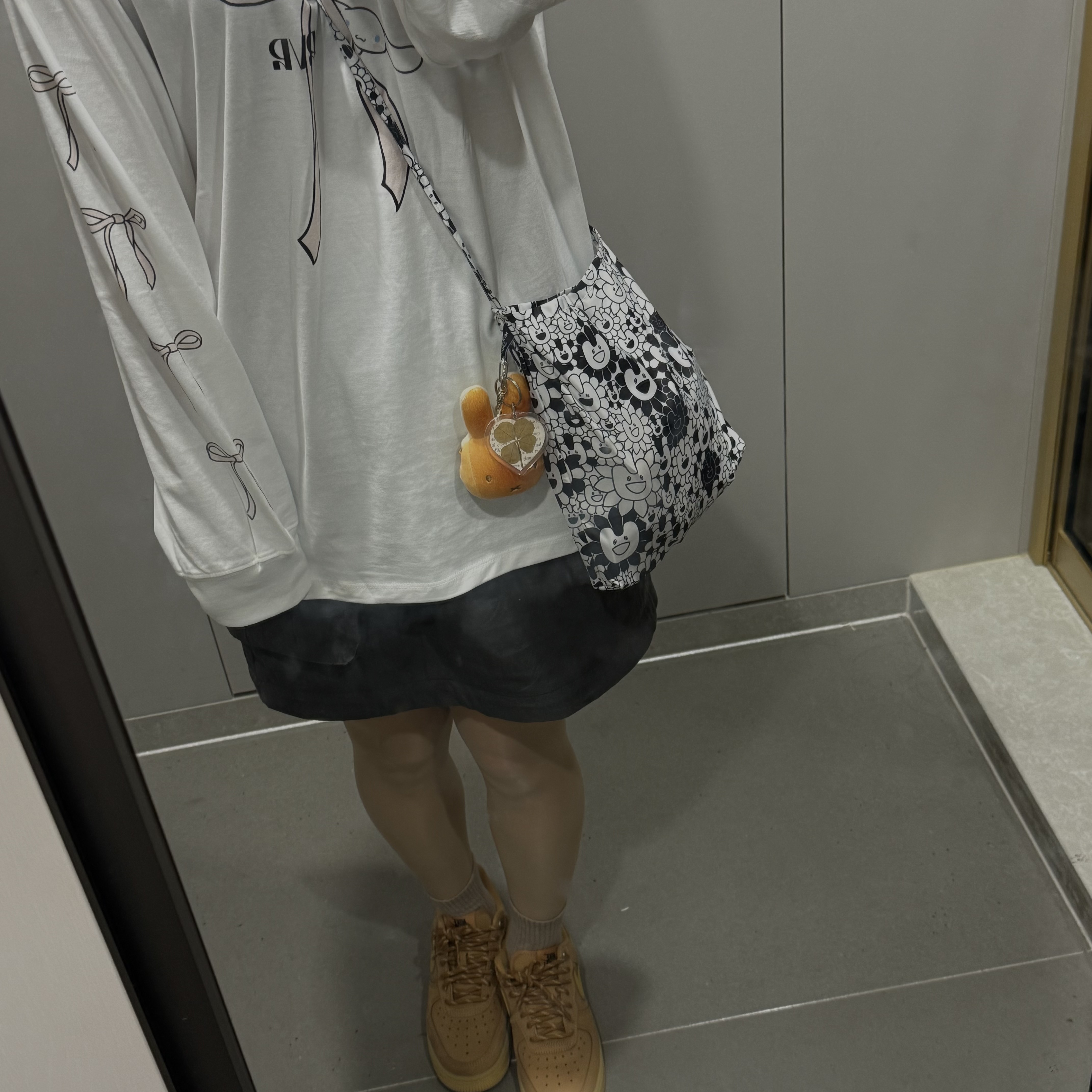 Nike Air Force 1 '07 WB Flax, NewJeans Supernatural NJ x Murakami Cross Bag Black (Danielle Ver.) 착용 스타일