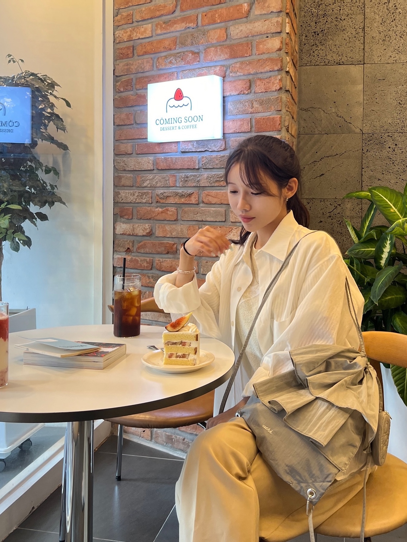 Athe Vanessabruno Prill Backpack And Shoulder Bag Gray 착용 스타일 - 6