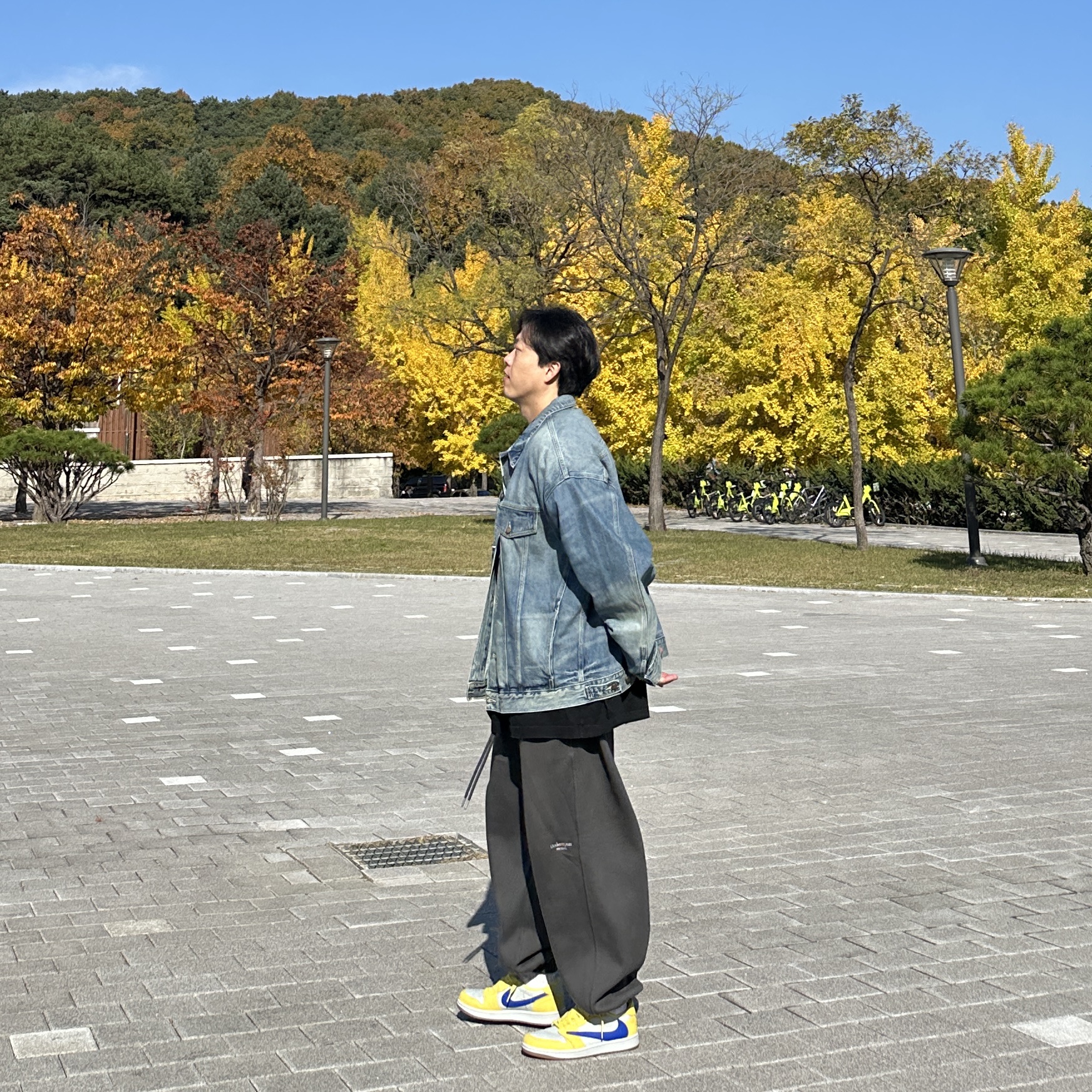 Essentials Trucker Jacket Indigo, Essentials T-Shirt Jet Black - 23FW 착용 스타일