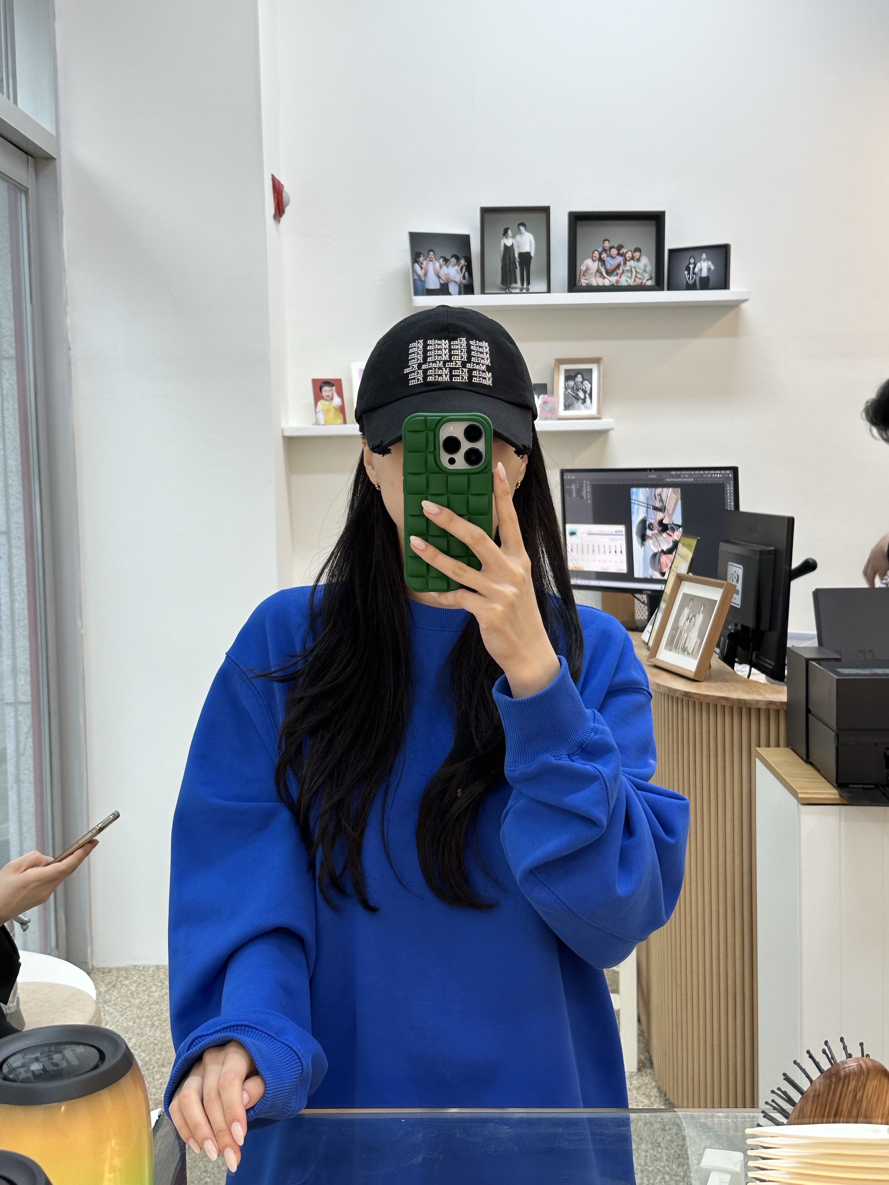 Matin Kim Lettering Washed Ball Cap Black 착용 스타일