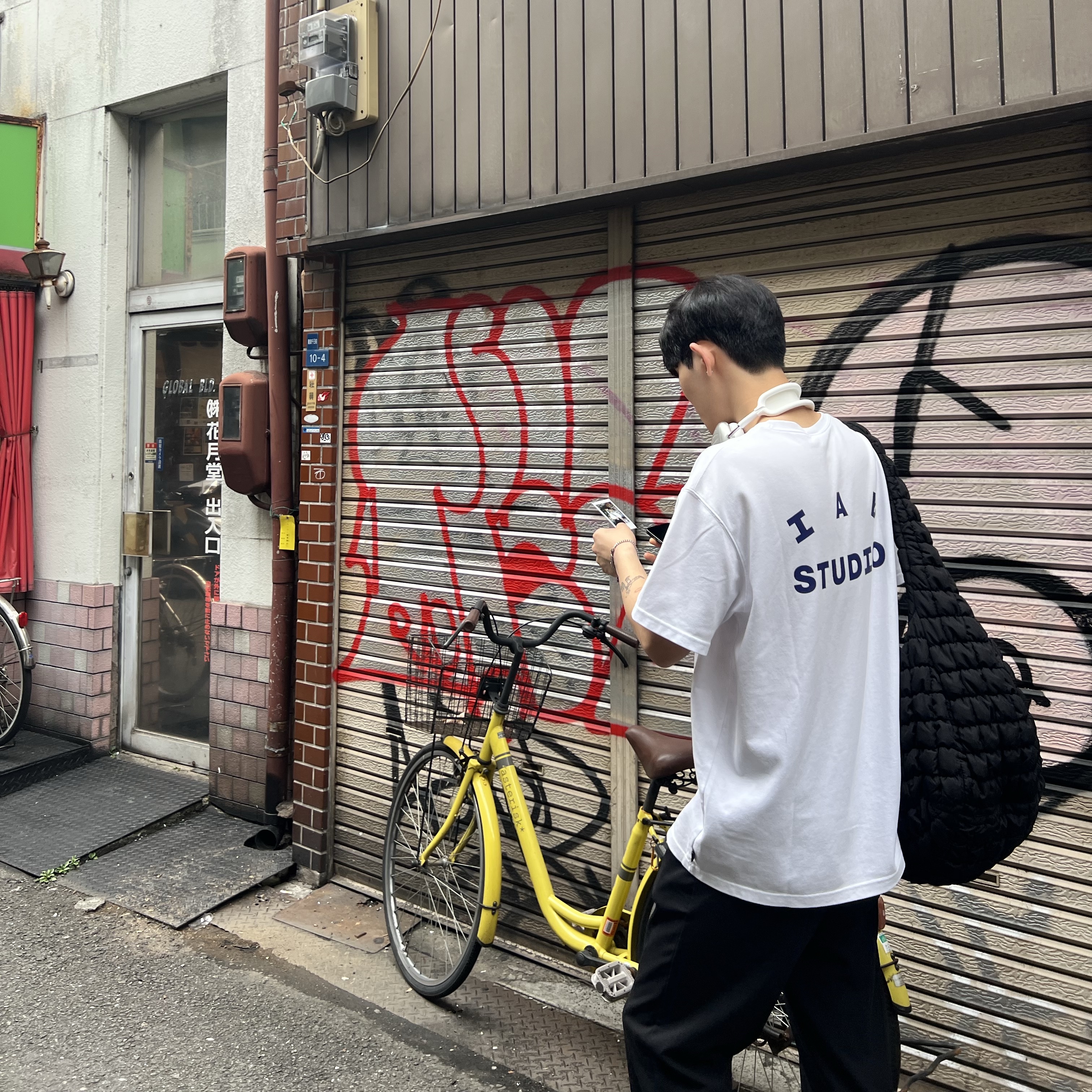 IAB Studio T-Shirt White, COS Quilted Oversized Shoulder Bag Black 착용 스타일