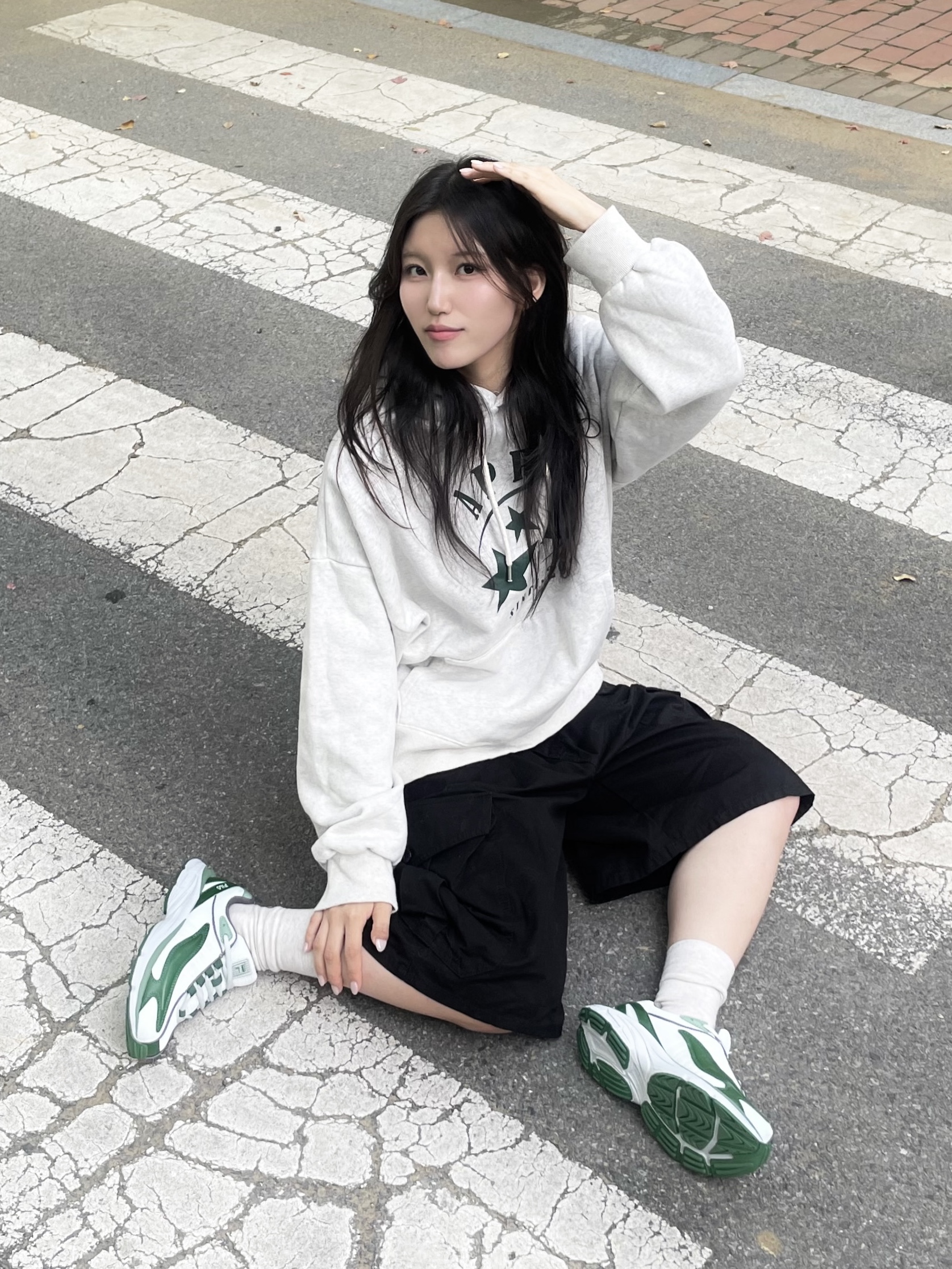 Fila Interun White Green, THREETOEIGHTY Bermuda Pants Black 착용 스타일 - 1