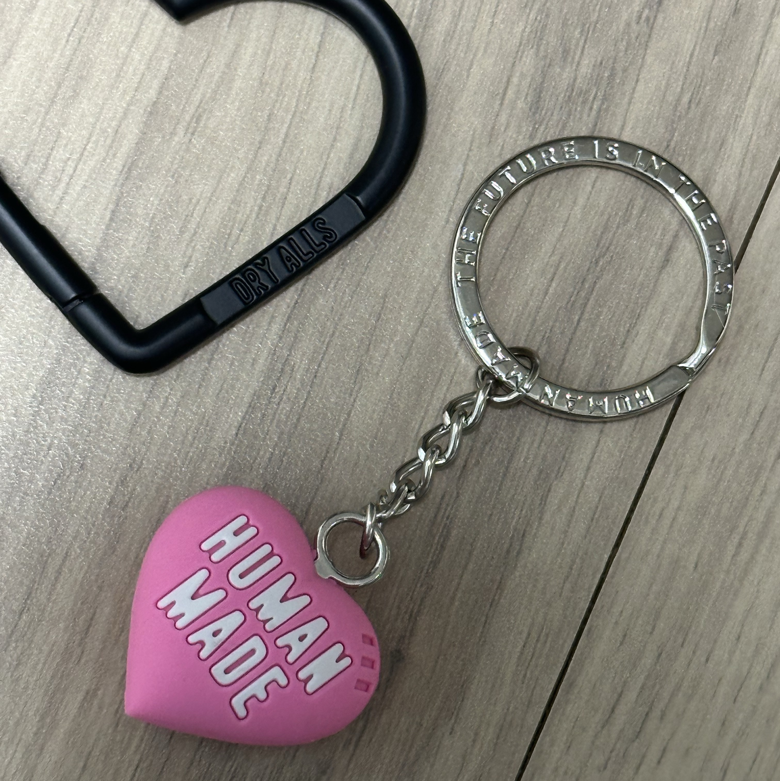 Human Made Heart Rubber Key Chain Pink, Human Made Heart Carabiner Black 착용 스타일 - 1