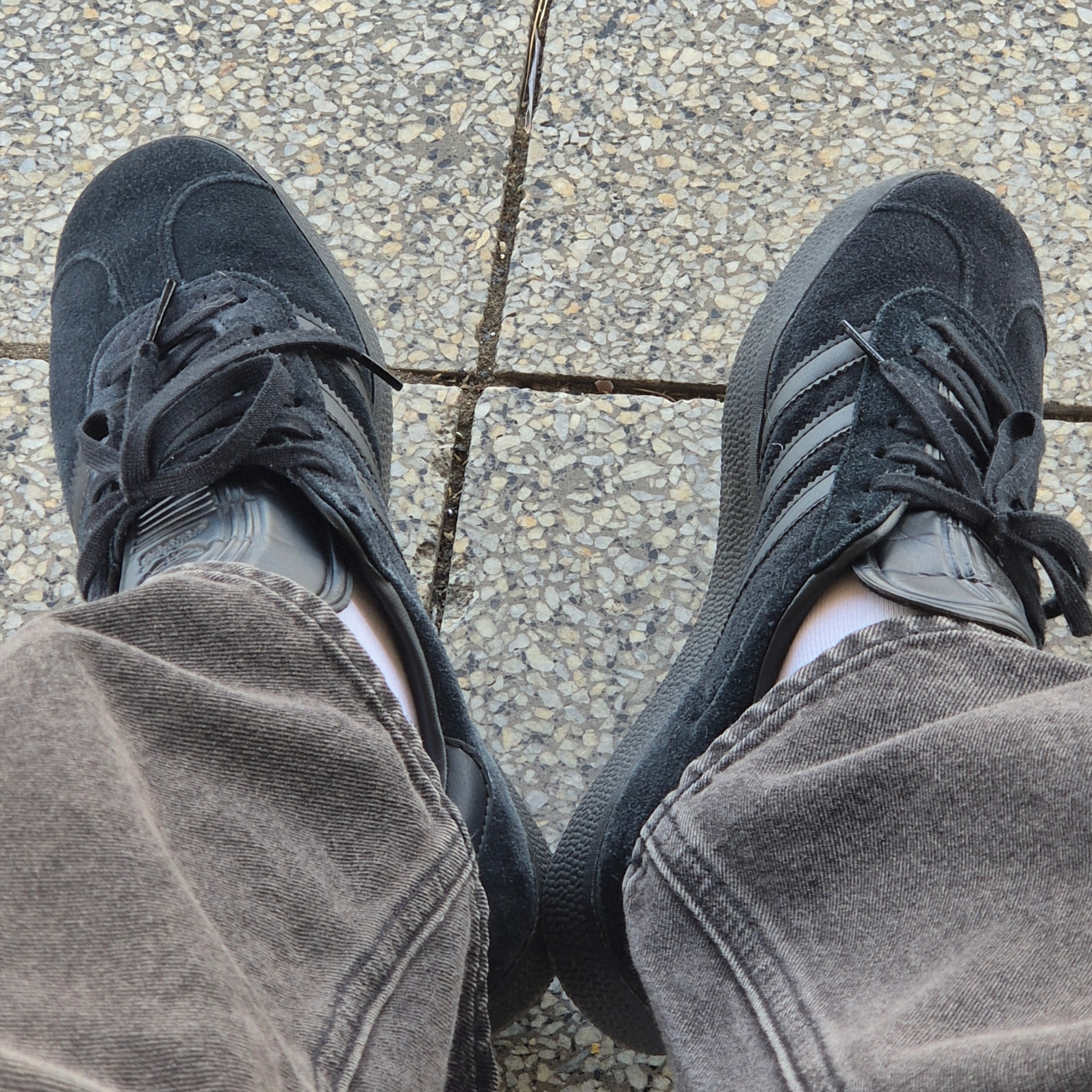 Adidas Gazelle Triple Black 착용 스타일 - 1