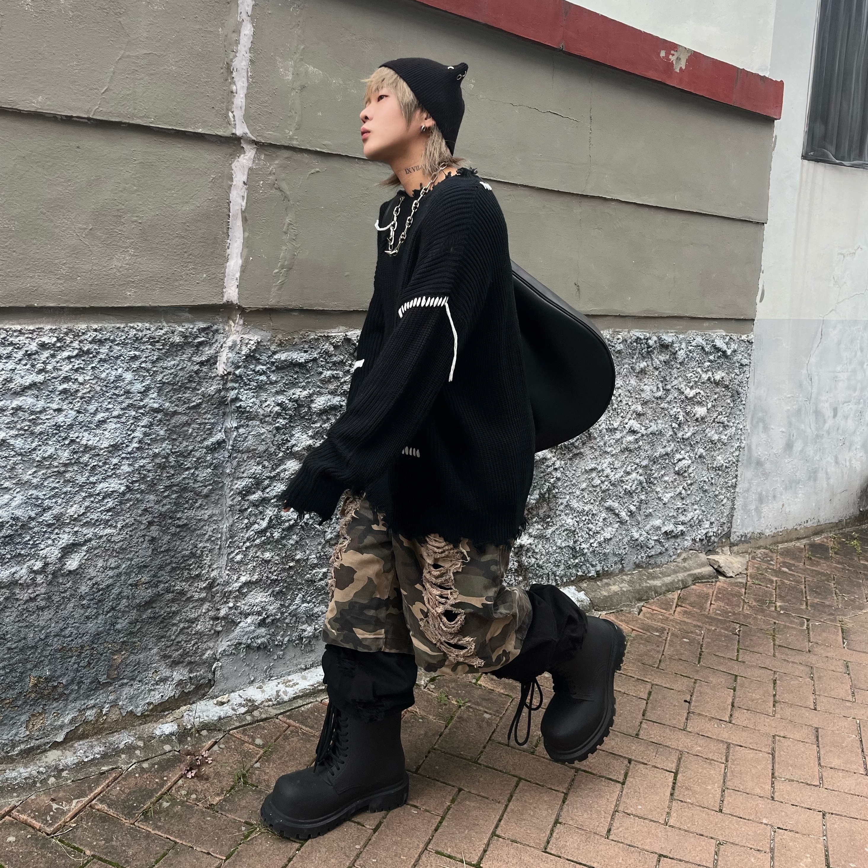 Balenciaga XL Army Boots Full Eva Black, Project G/R Mega Buckle Hobo Bag Black 착용 스타일 - 1