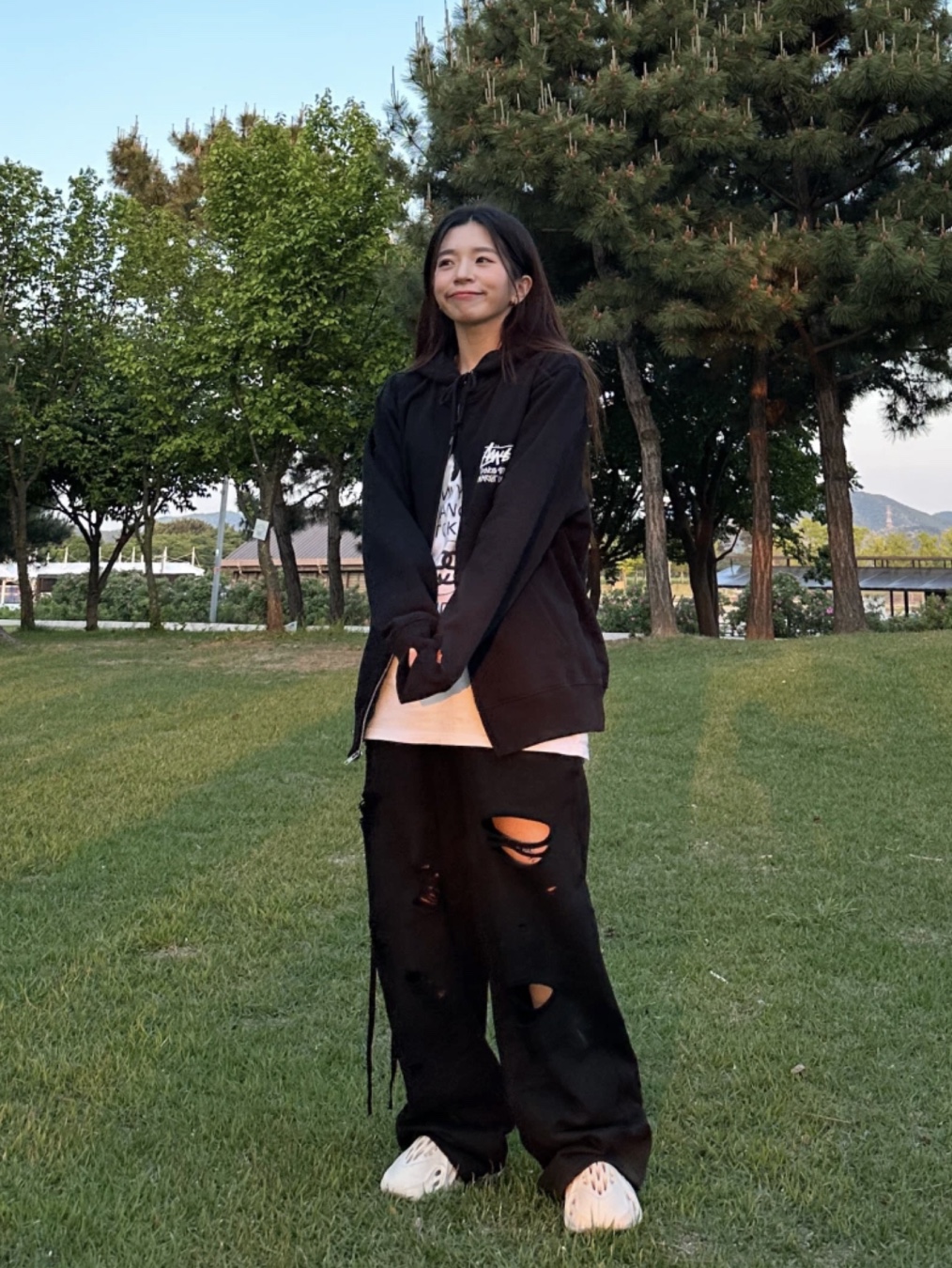 Stussy Basic Stussy Zip Hoodie Black 2023, Nonnod x Shinsegae Distressed Zip-Up Hoodie Washed Black 착용 스타일 - 7
