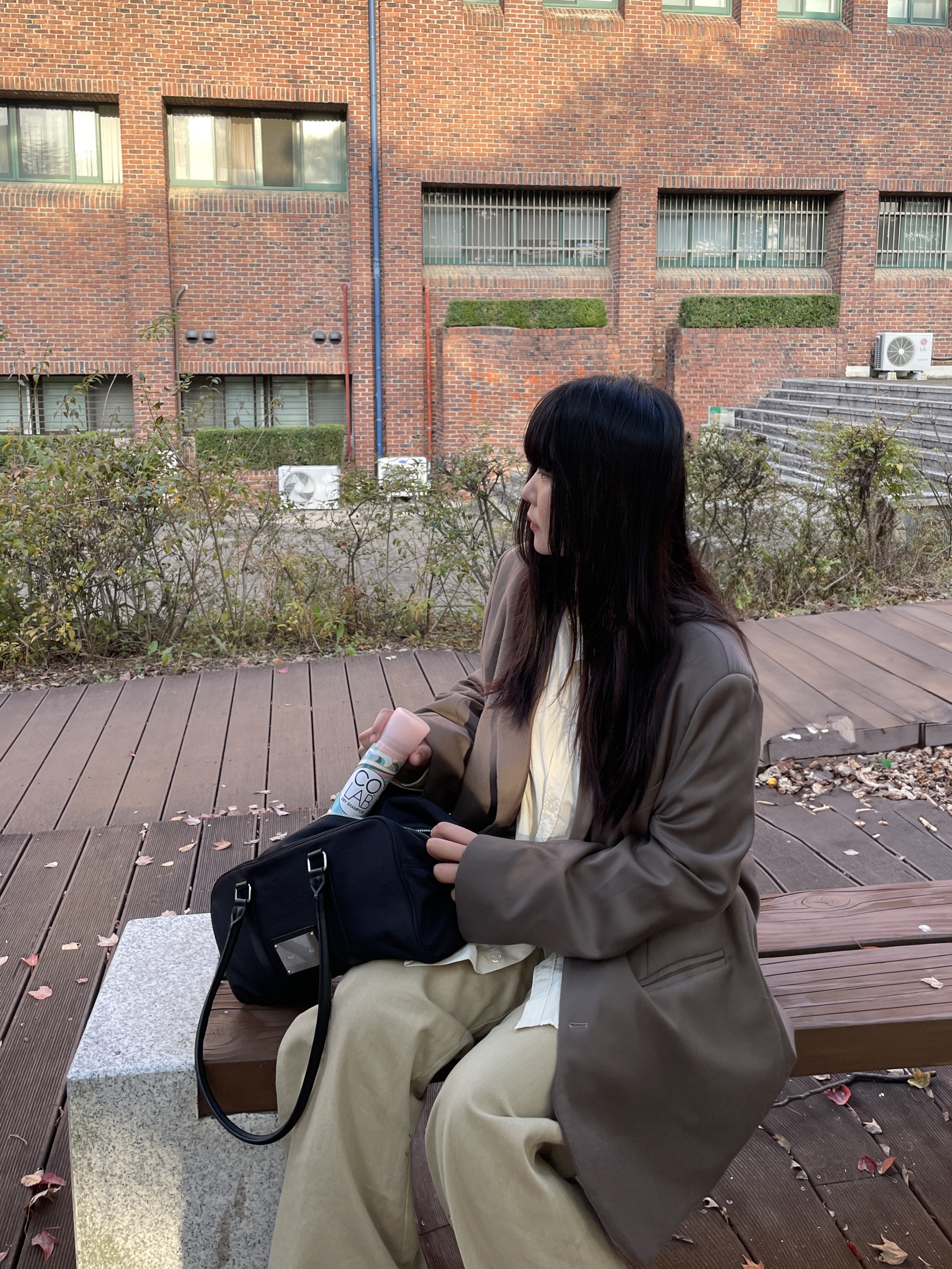 Matin Kim Sporty Tote Bag Black, Acne Studios Perey Velcro Strap Sneakers White 착용 스타일 - 3