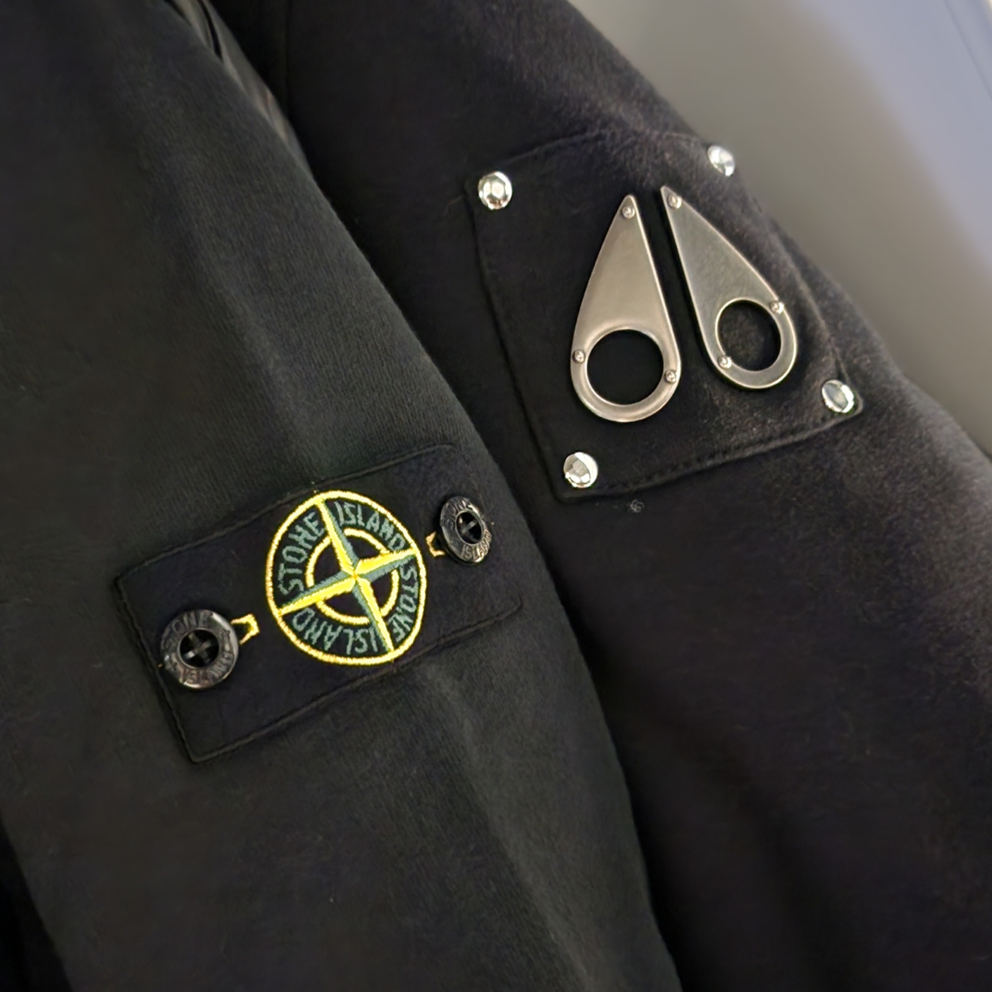 (Kids) Stone Island 61320 Garment Dyed Cotton Fleece Crewneck Sweatshirt Black - 24FW, (W) Moose Knuckles Classic Bunny 2 White Lining Zip Hoodie Black - 21FW 착용 스타일