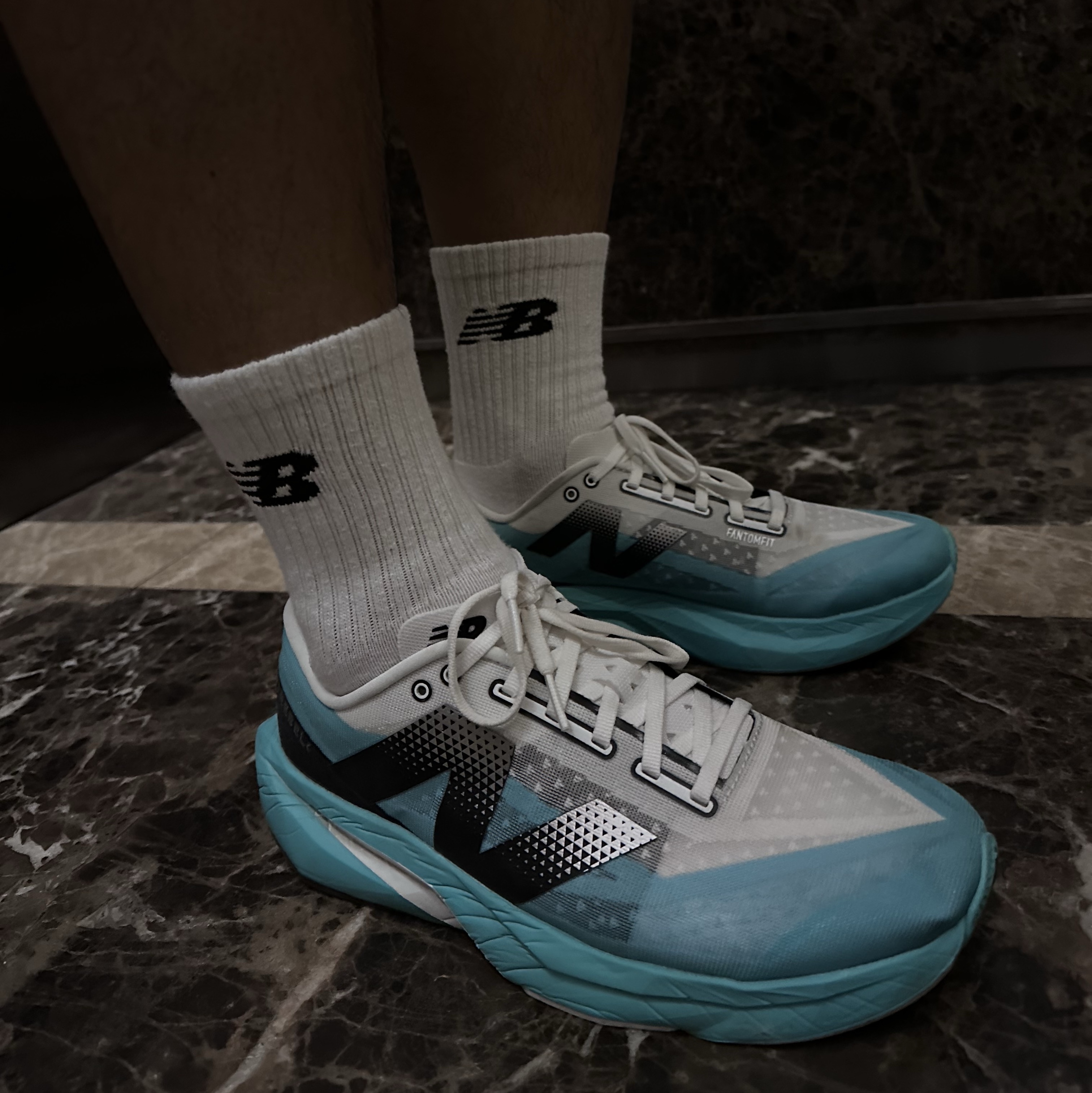 On Running Lightweight Cap Black, New Balance Fuelcell Rebel v4 Cyber Jade White - 2E Wide 착용 스타일 - 2