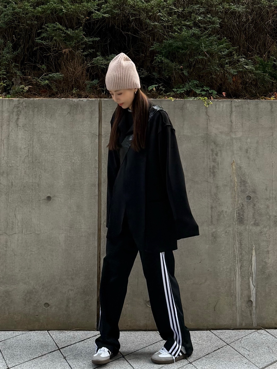 Adidas Adicolor Classic Firebird Track Pants Black - KR Sizing, Adidas Samba Vegan White Black 착용 스타일 - 1