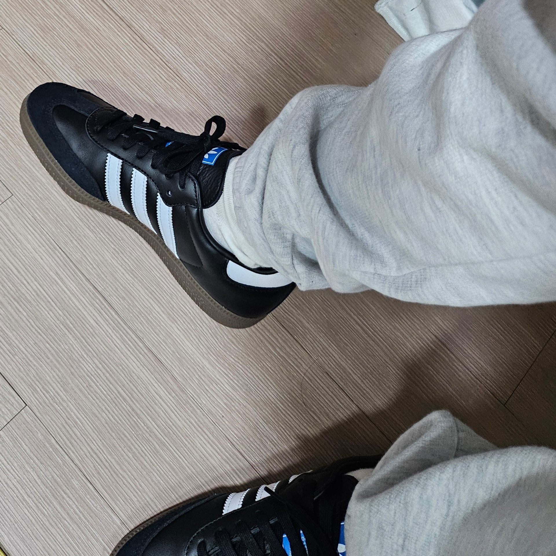 Adidas Samba OG Black White Gum 착용 스타일 - 2