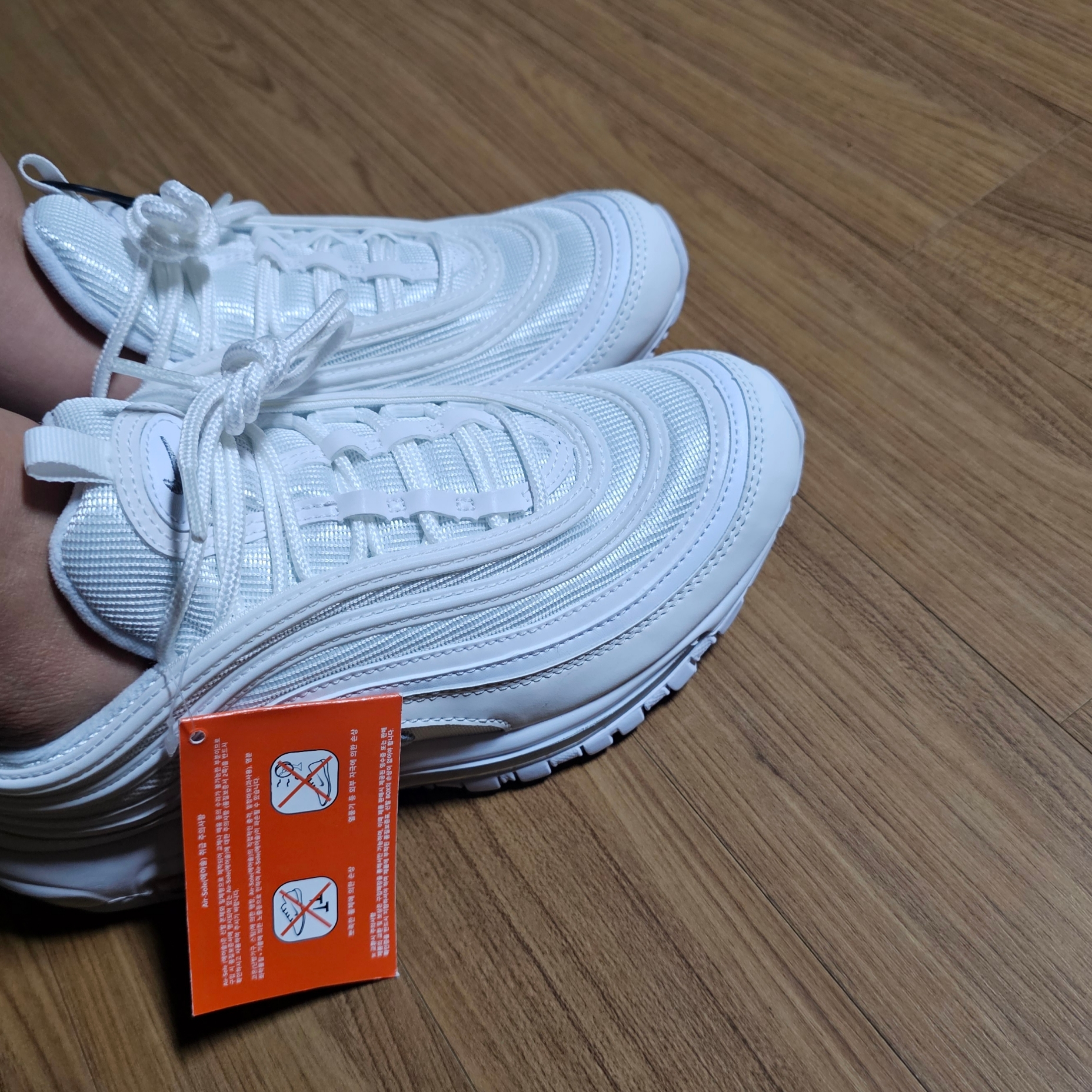 Nike Air Max 97 Triple White Wolf Grey 착용 스타일 - 2
