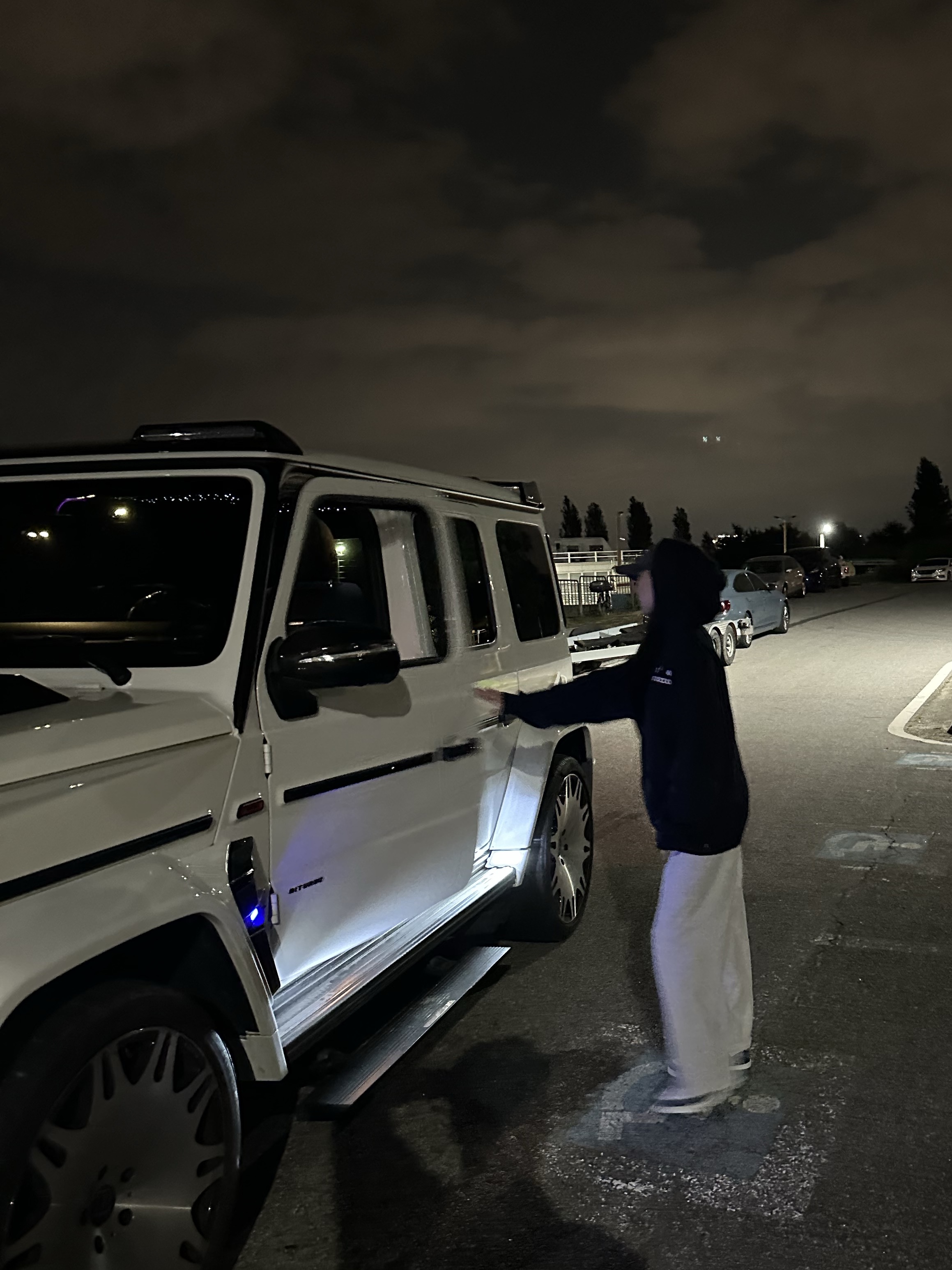 IAB Studio Hoodie Black White, Louis Vuitton LV Trainer Sneakers Monogram Denim Blue 착용 스타일