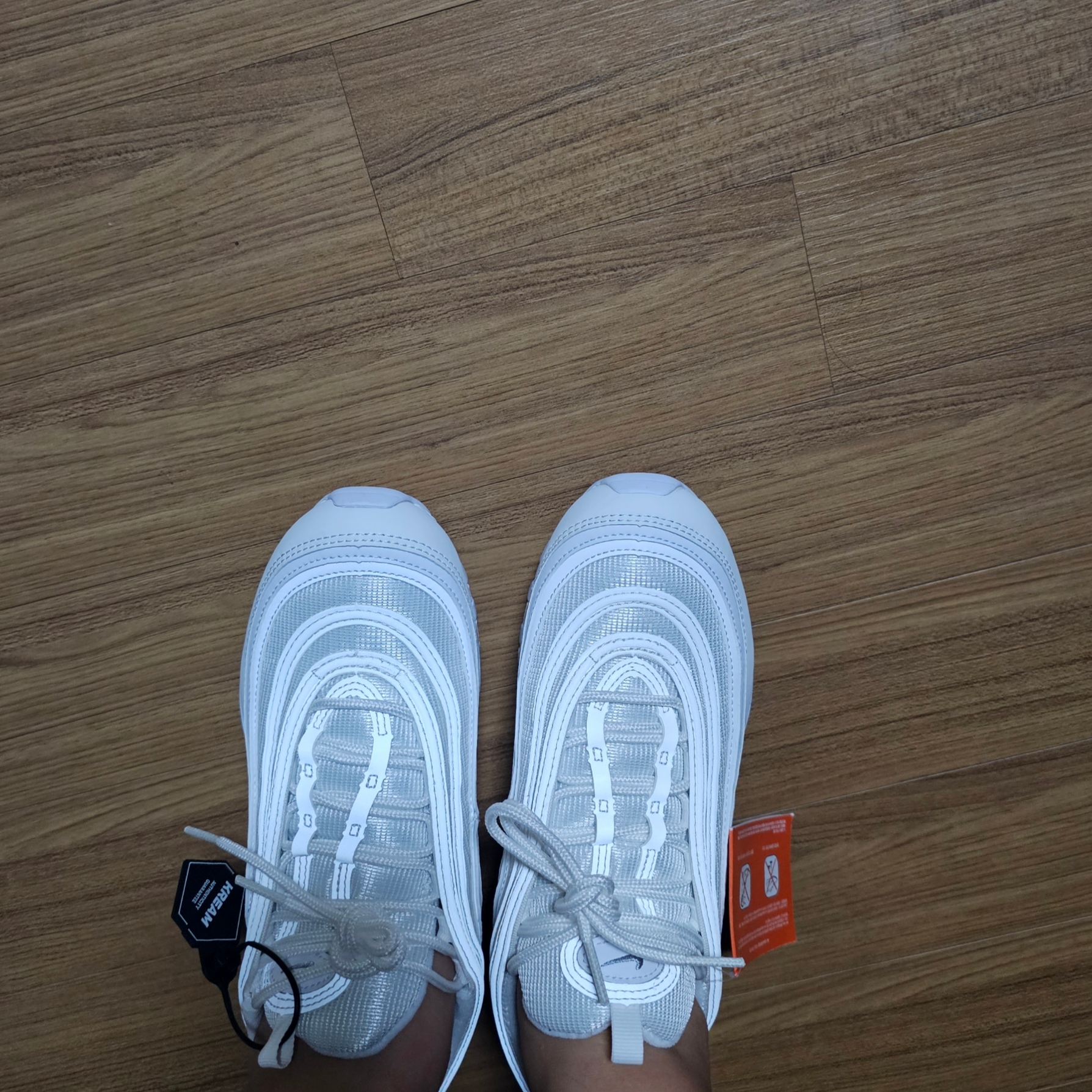 Nike Air Max 97 Triple White Wolf Grey 착용 스타일 - 1