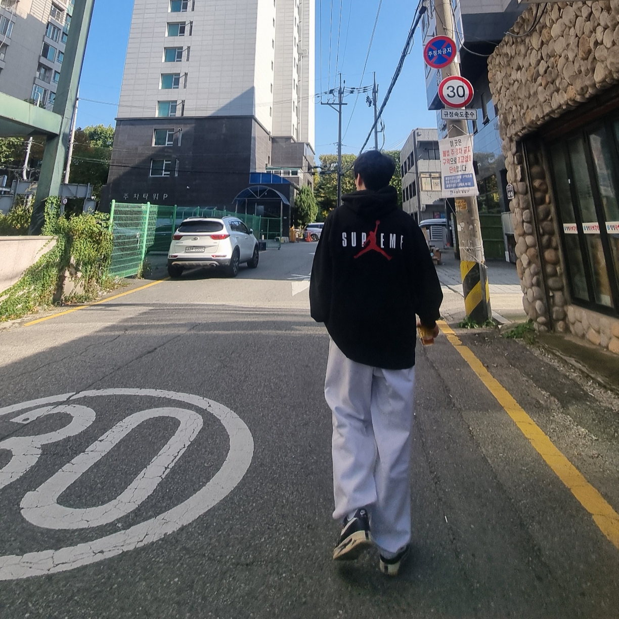 Supreme x Jordan Hooded Sweatshirt Black - 24FW, Supreme x Jordan Sweatpants Ash Grey - 24FW 착용 스타일 - 3