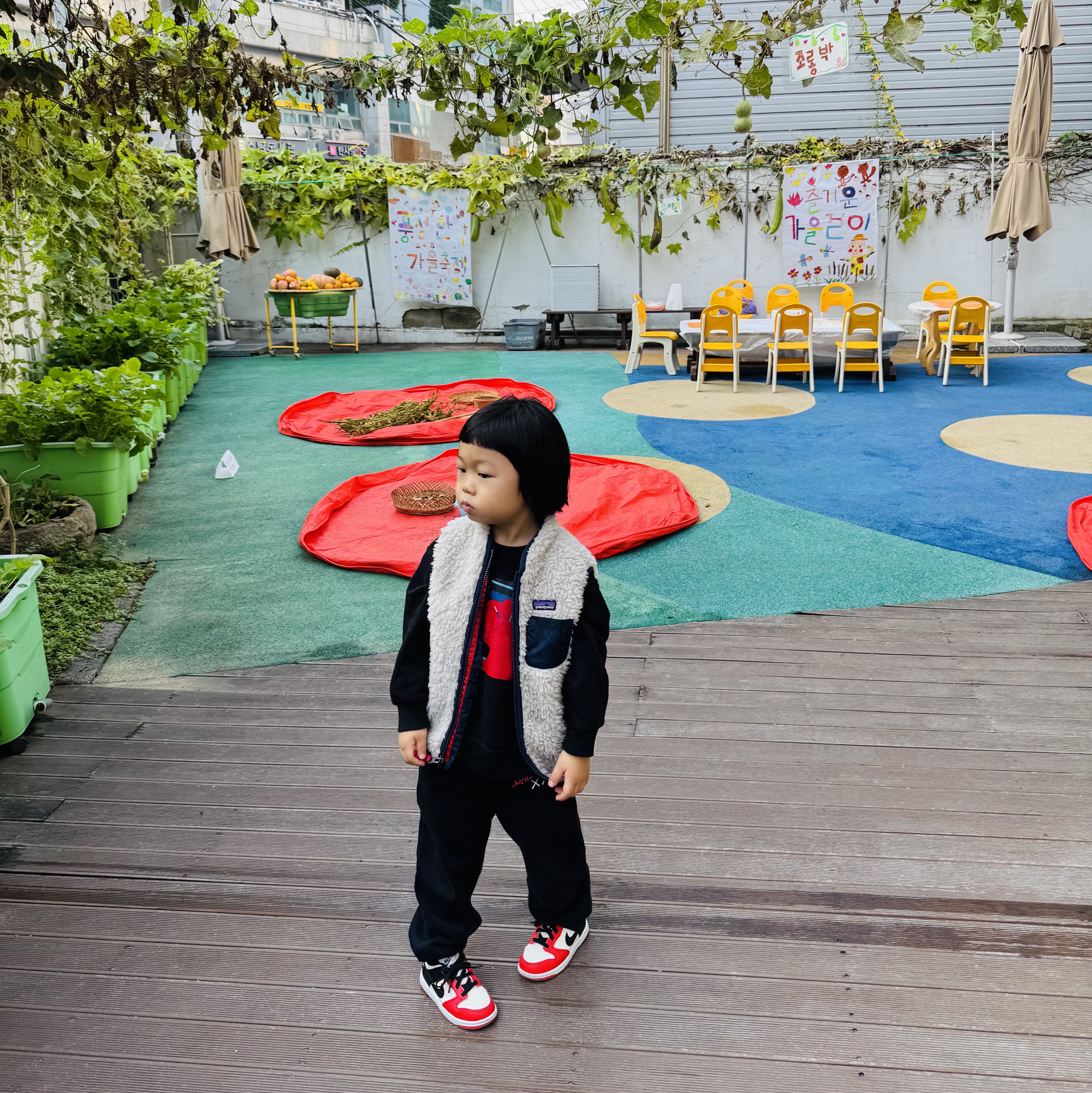 (Baby) Patagonia Retro-X Fleece Vest Natural New Navy, (Kids) Uniqlo UT x Kaws x Warhol Sweatshirt B Black 착용 스타일 - 1