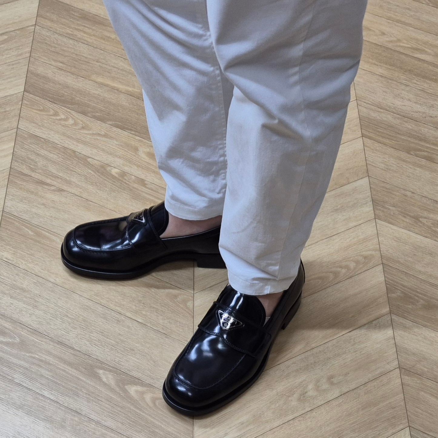Prada Brushed Leather Loafers Black 착용 스타일 - 2