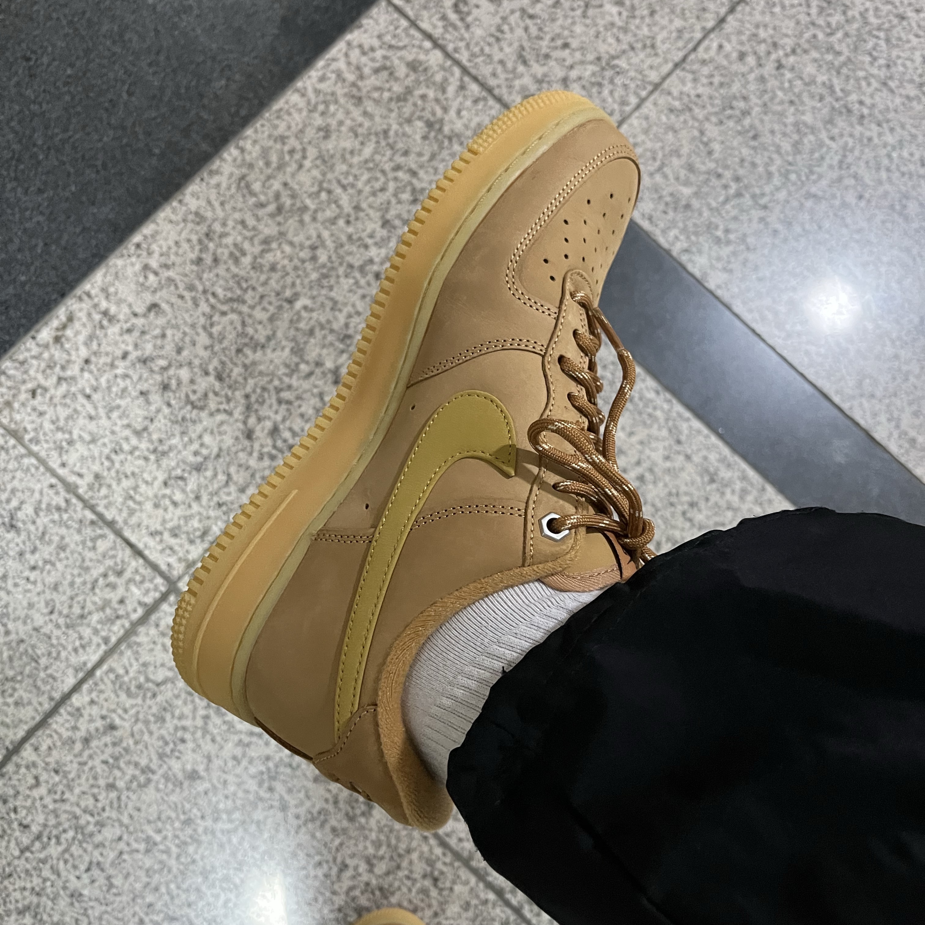 Nike Air Force 1 '07 WB Flax 착용 스타일 - 1