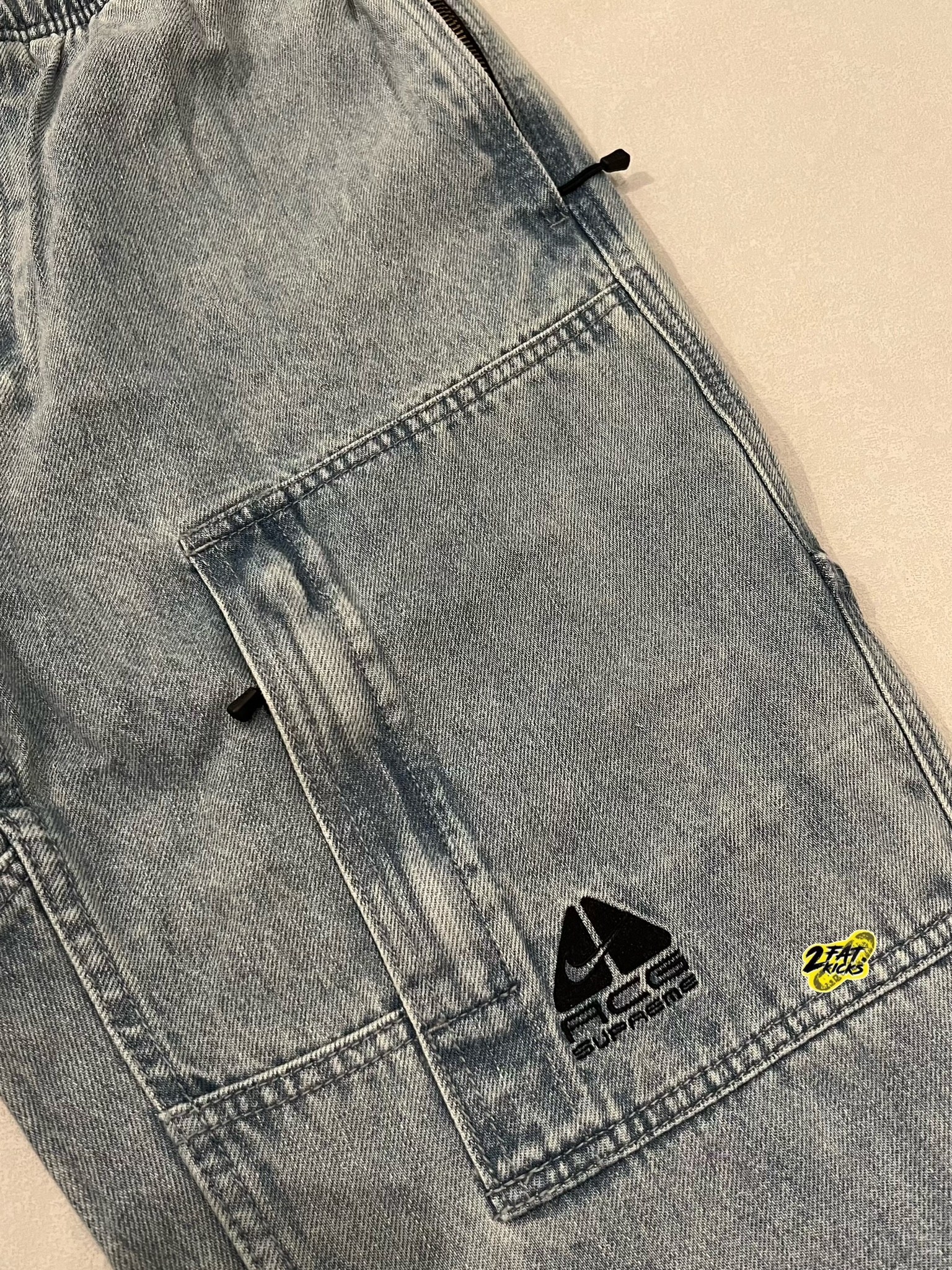 Supreme x Nike ACG Belted Denim Pants Washed Blue - 22FW, Supreme x Nike ACG Belted Denim Pants Black - 22FW 착용 스타일 - 4