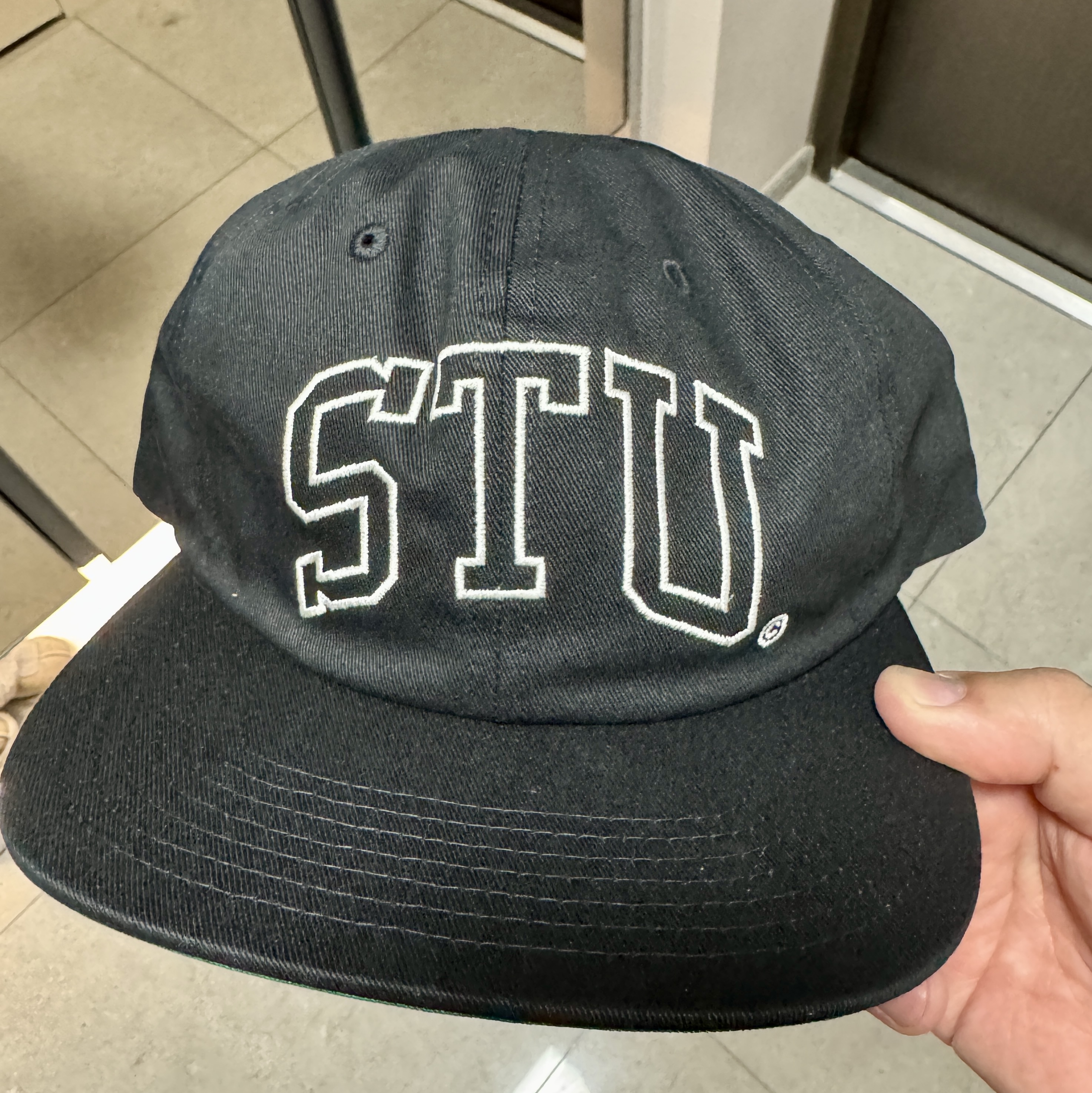 Stussy Stu Arch Strapback Cap Shadow Black 착용 스타일 - 1
