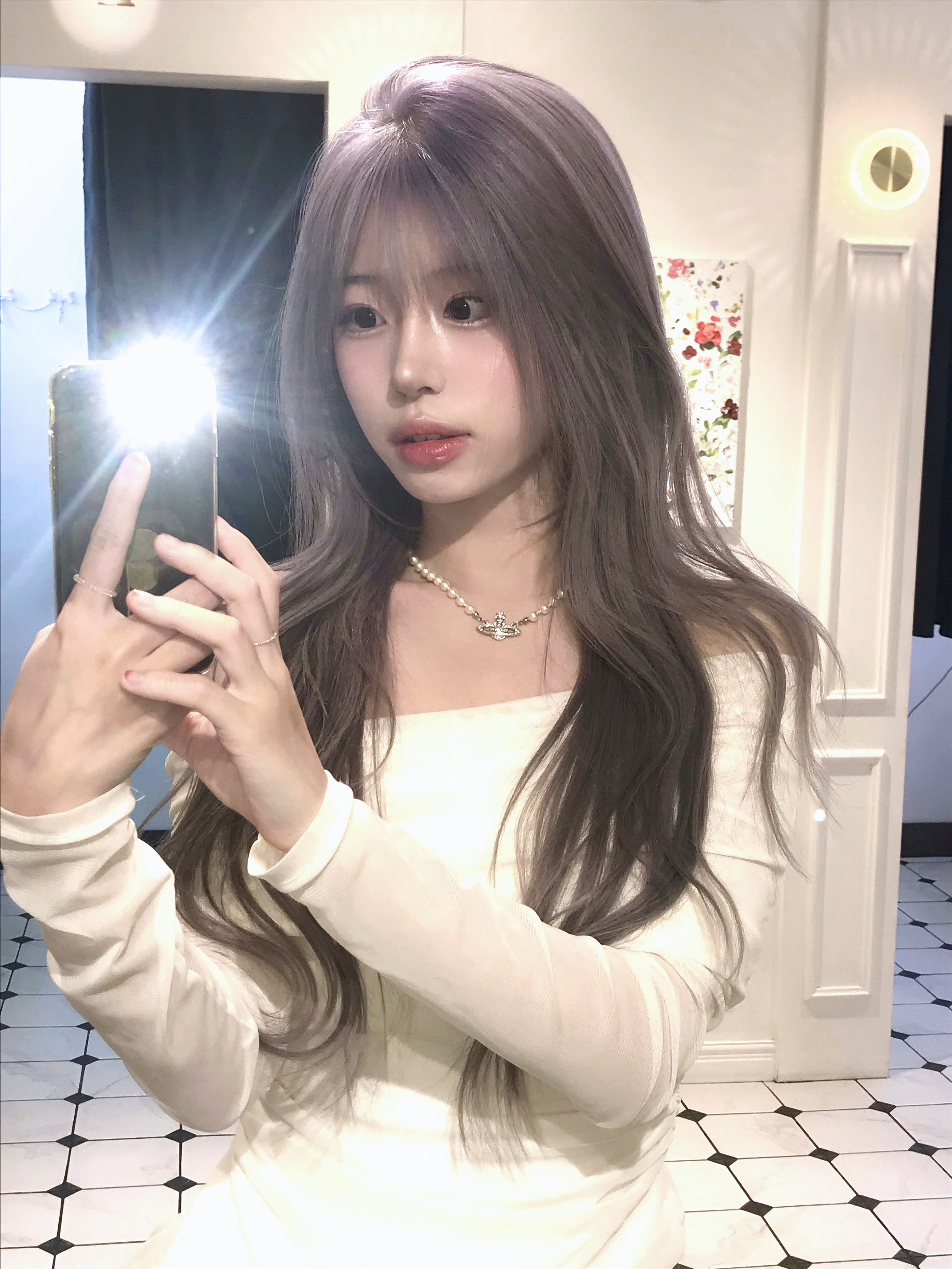Vivienne Westwood Mini Bas Relief Choker Silver, Vivienne Westwood Mini Pearl Bas Relief Necklace Silver 착용 스타일 - 3