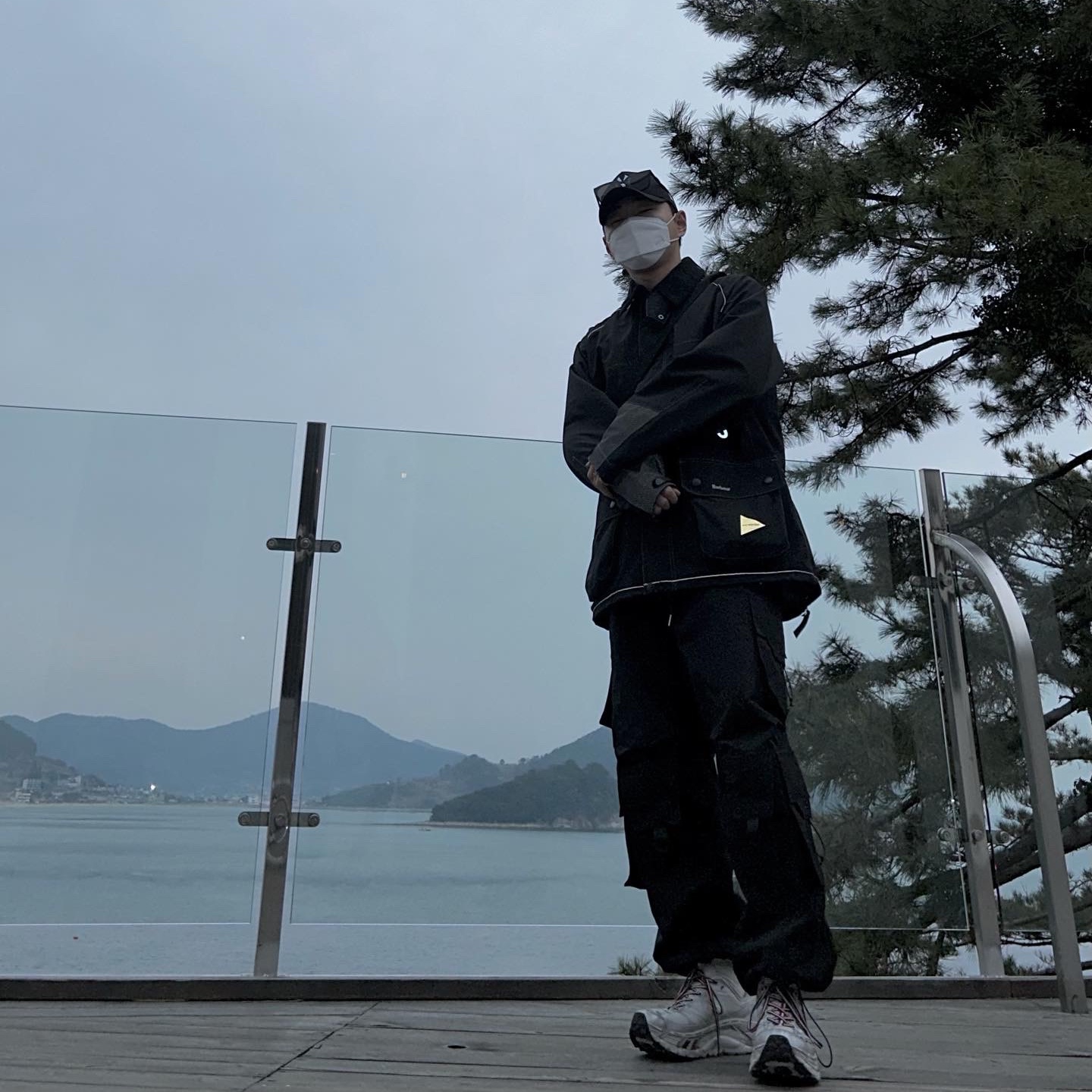 Hoka x Moncler Mafate Speed 2 White, Barbour x And Wander 3L Jacket Black 착용 스타일
