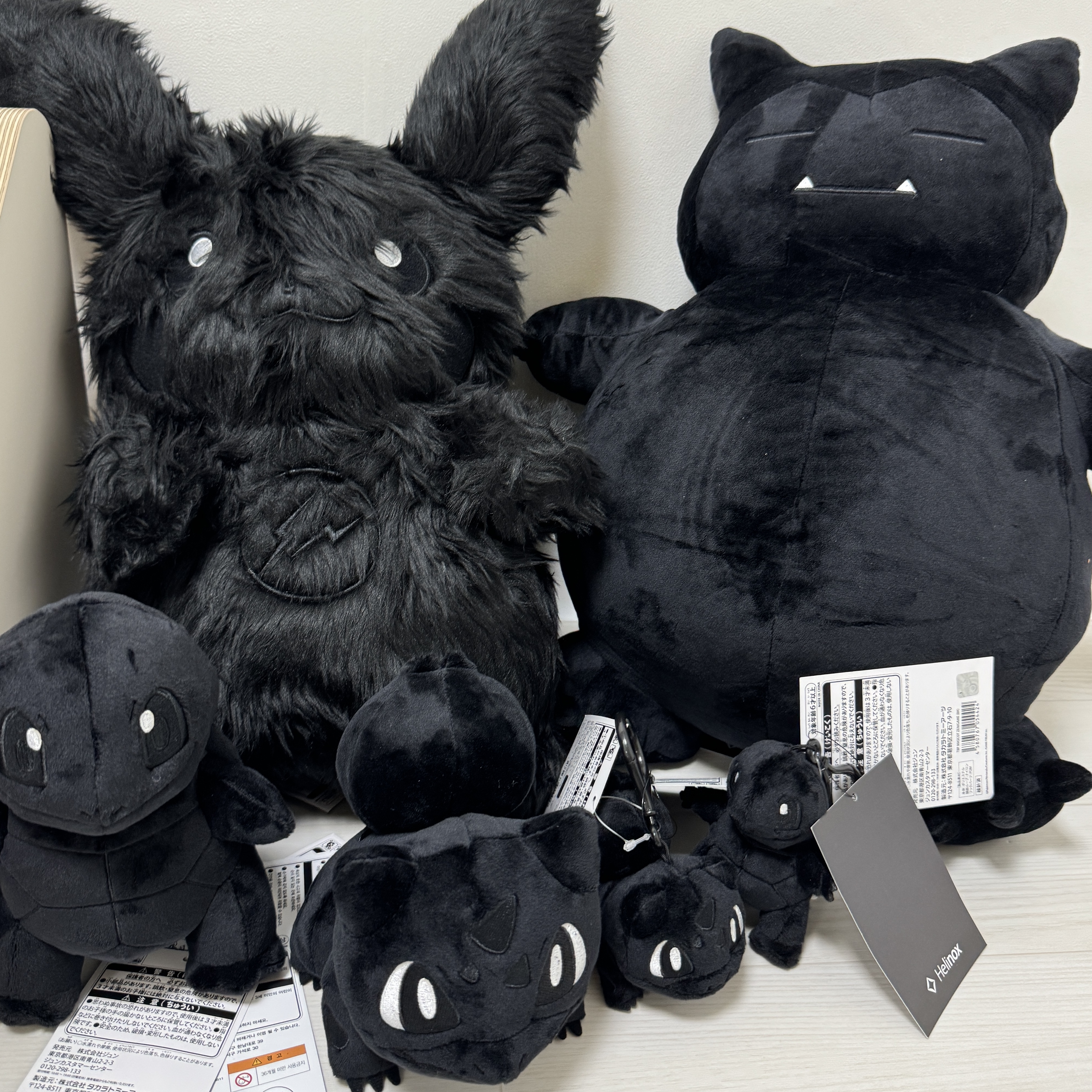 Fragment x Pokemon INN Thunderbolt Project TBP Plush Fluffy Pikachu L Black, Fragment x Pokemon INN Thunderbolt Project TBP Plush Fushigidane M Black 착용 스타일