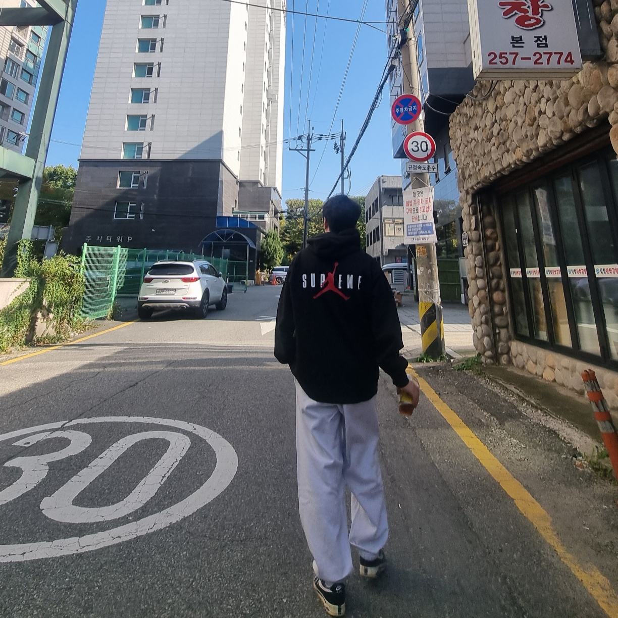 Supreme x Jordan Hooded Sweatshirt Black - 24FW, Supreme x Jordan Sweatpants Ash Grey - 24FW 착용 스타일 - 2