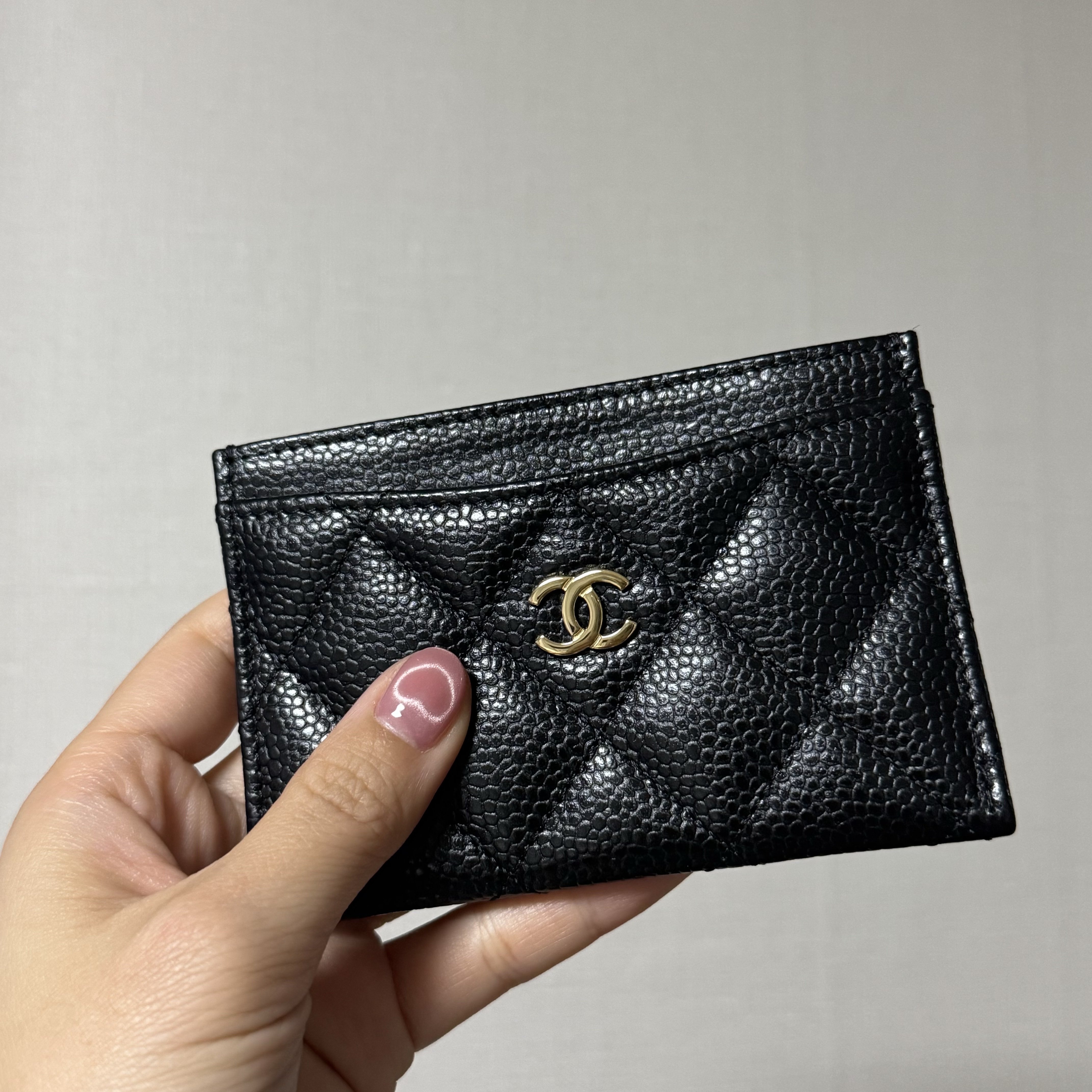 Chanel Classic Card Holder Grained Calfskin & Gold Black 착용 스타일