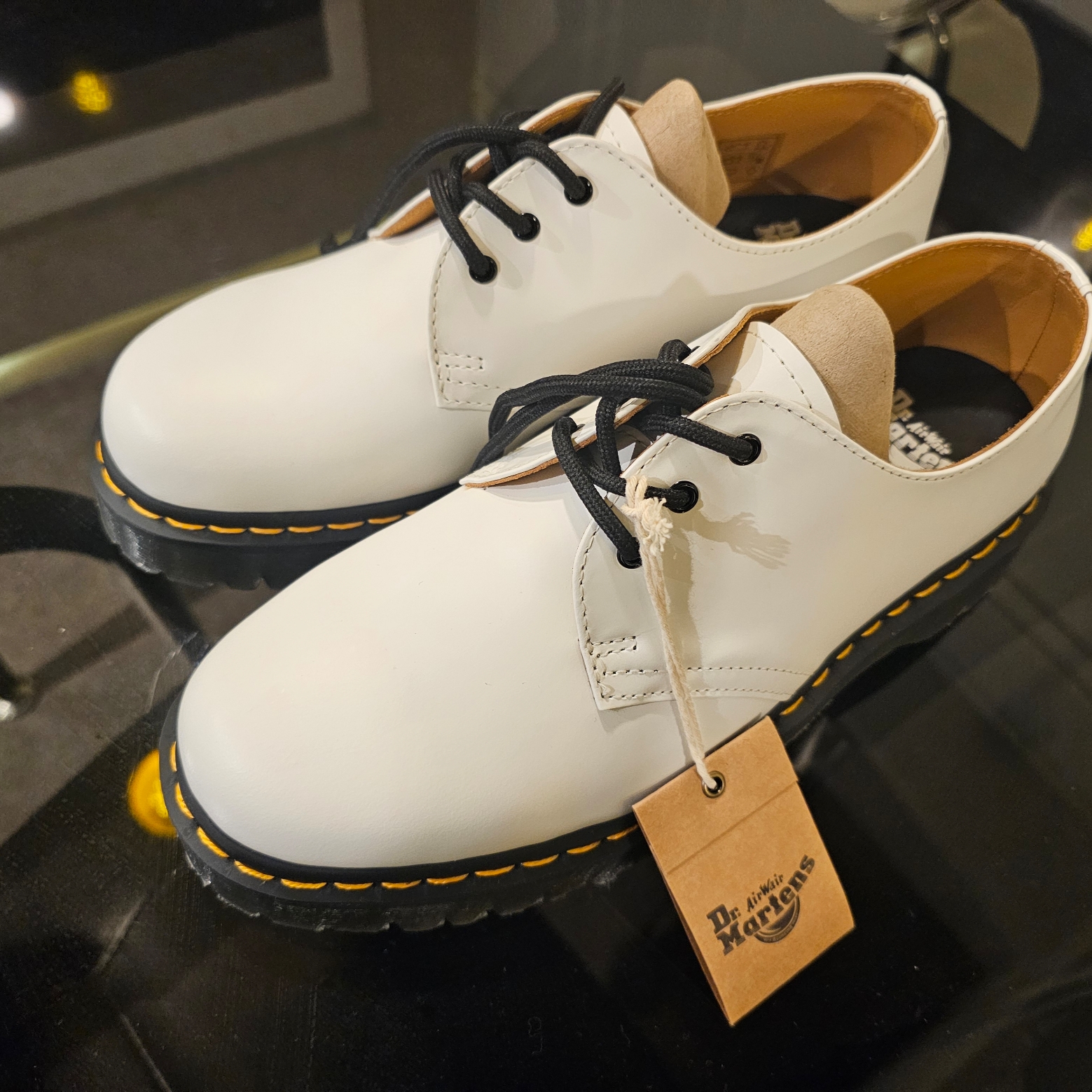 Dr. Martens 1461 Bex White 착용 스타일 - 1