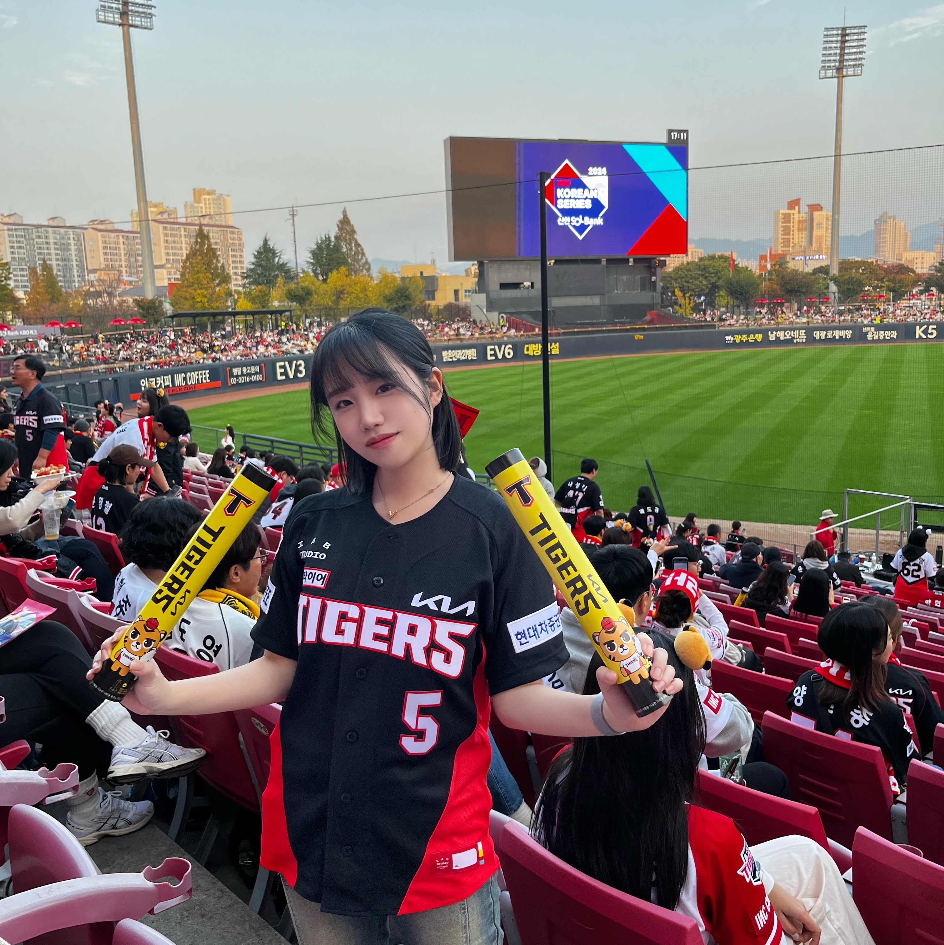 Kia Tigers x IAB Studio 24 Authentic Away Uniform Black (Non Marking Ver.) 착용 스타일 - 4
