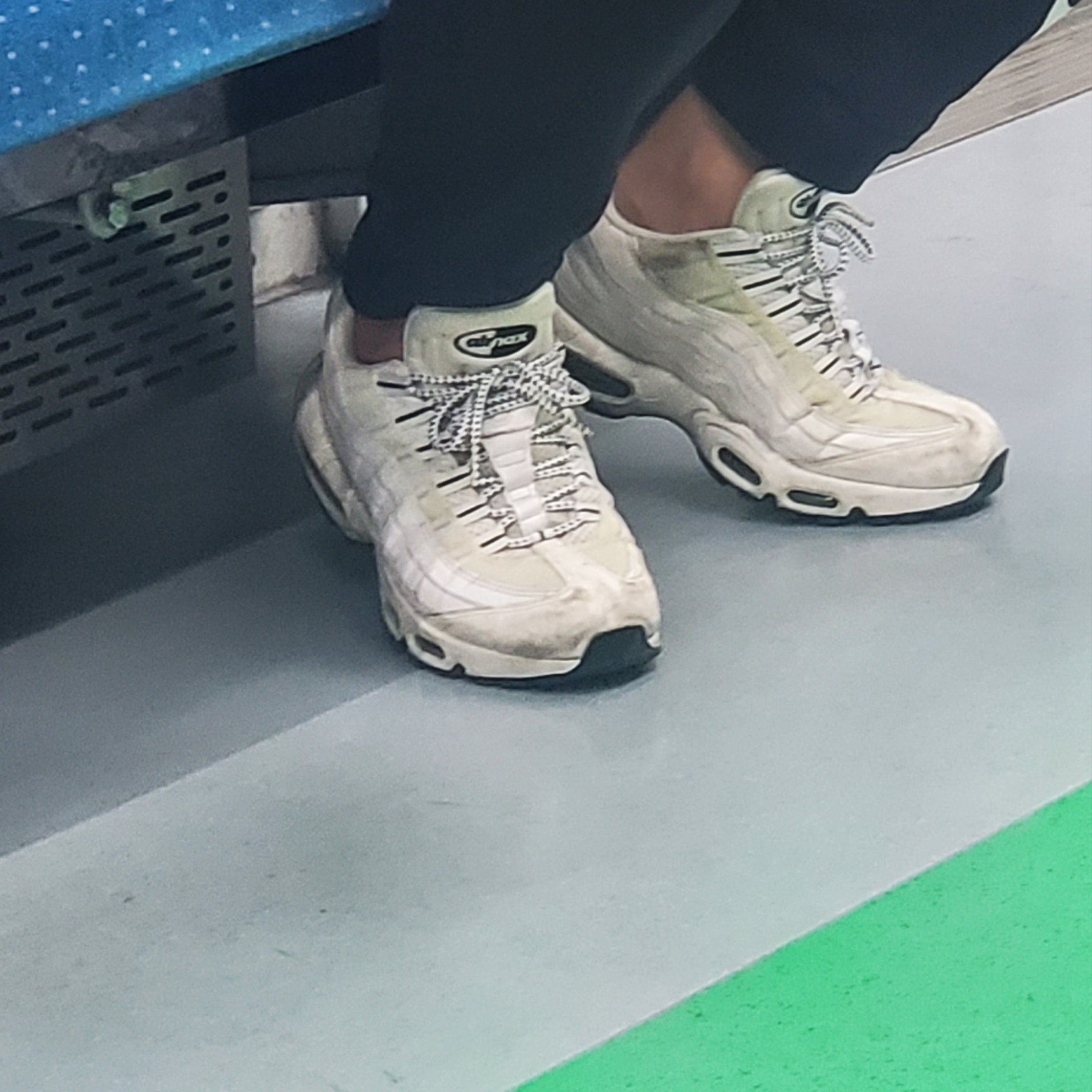 Nike V2K Run Pure Platinum Wolf Grey, Nike Air Max 95 White Black 착용 스타일 - 2