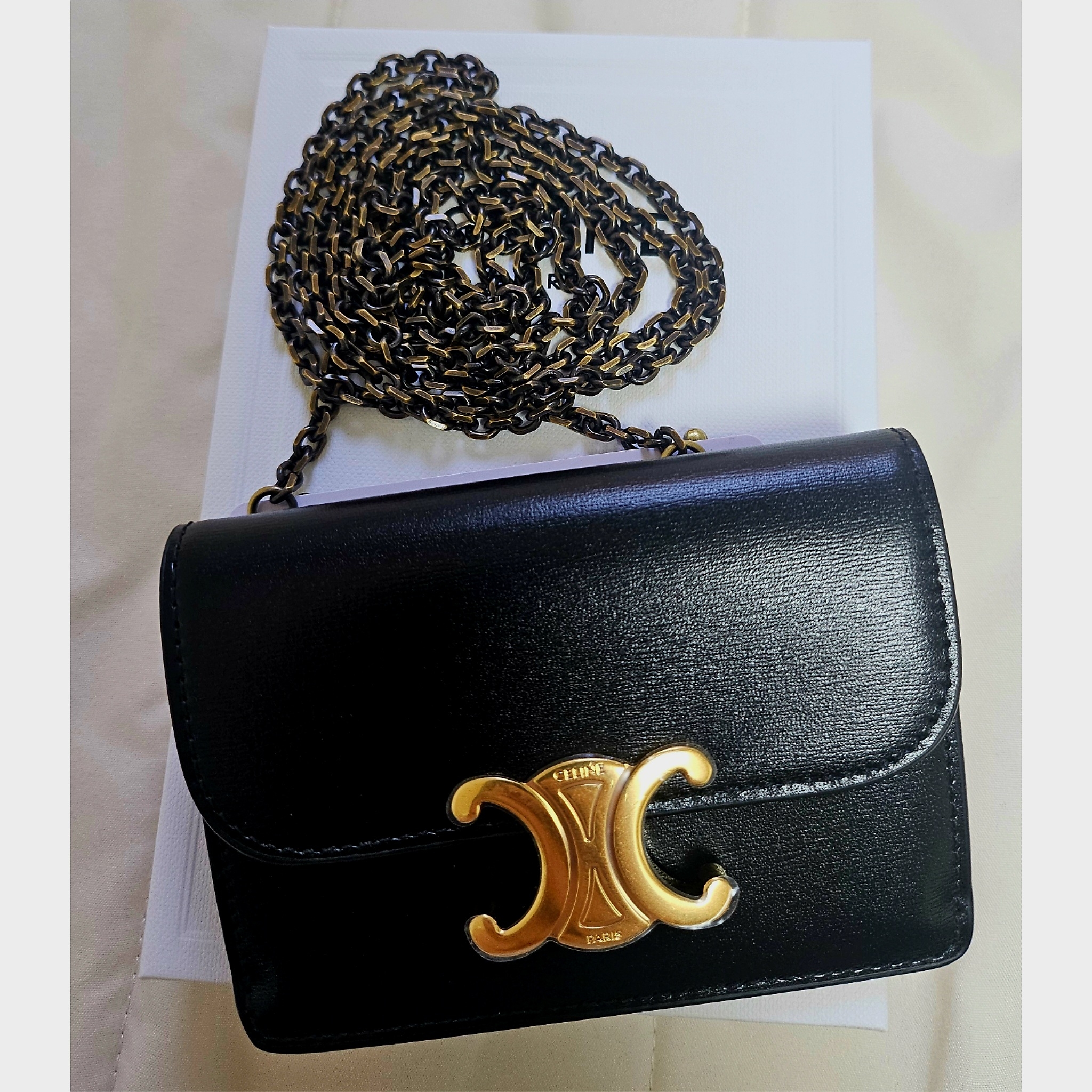 Celine Card Holder with Flap in Shiny Calfskin Black 착용 스타일 - 2