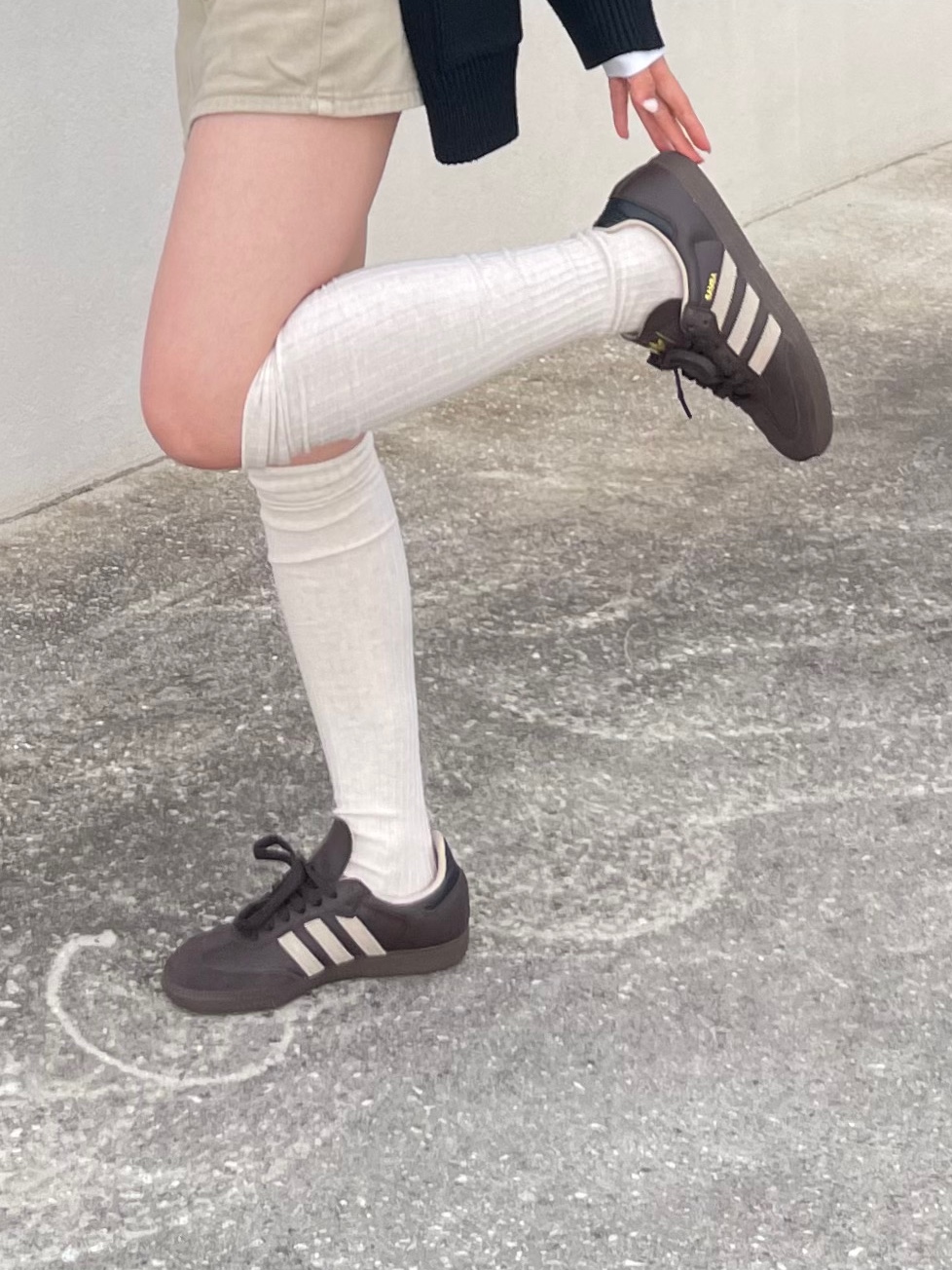 Adidas Samba OG Dark Brown Clay Brown 착용 스타일 - 4