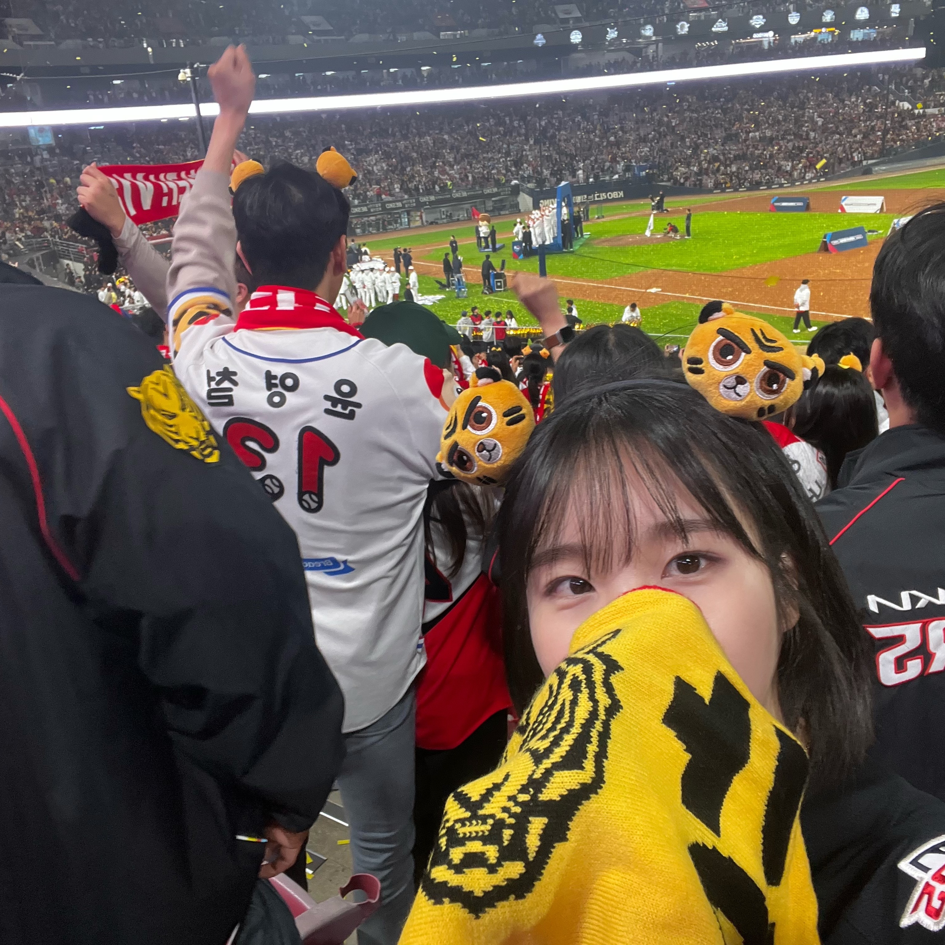 Kia Tigers x IAB Studio 24 Authentic Away Uniform Black (Non Marking Ver.) 착용 스타일 - 2