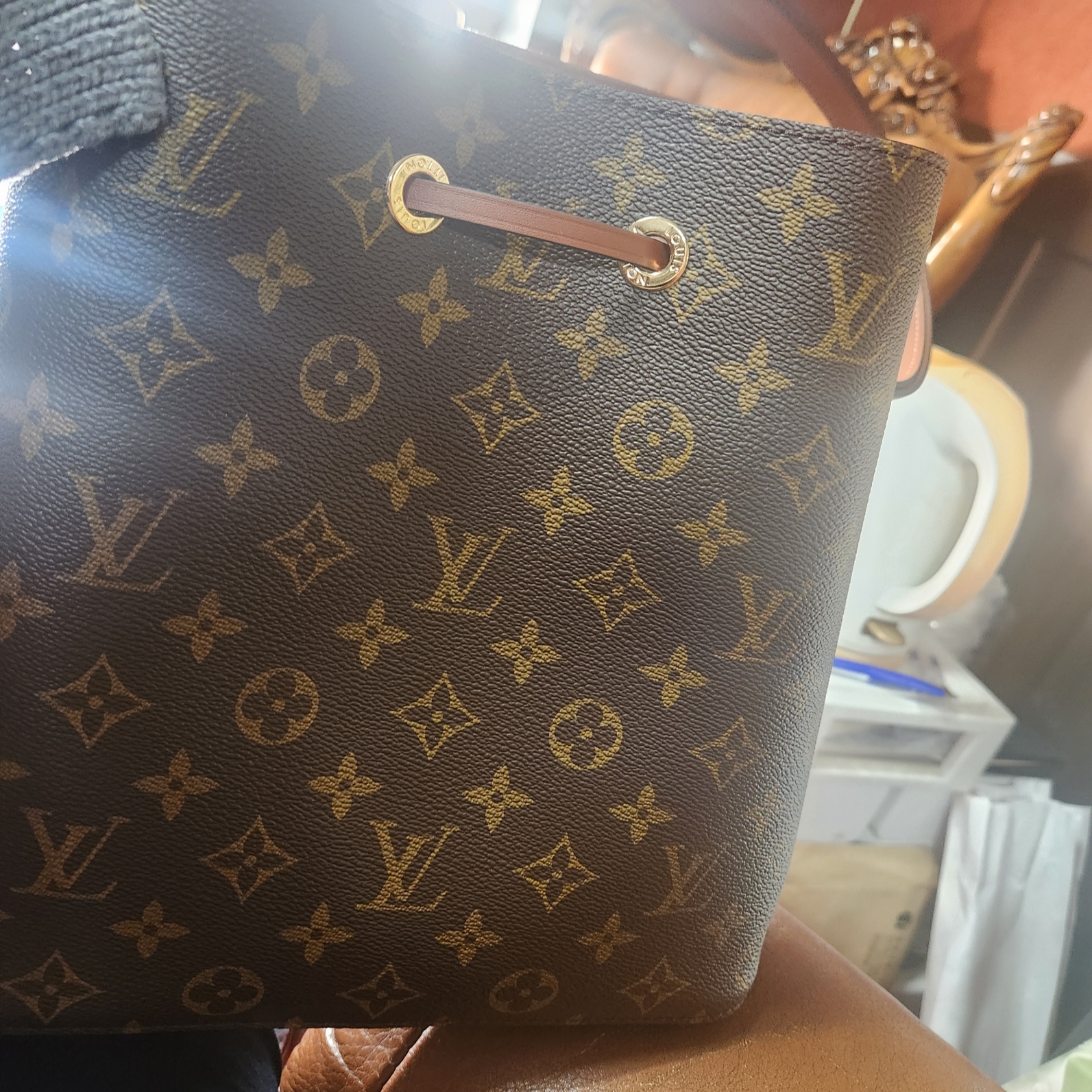 Louis Vuitton Neonoe MM Monogram Caramel 착용 스타일 - 3