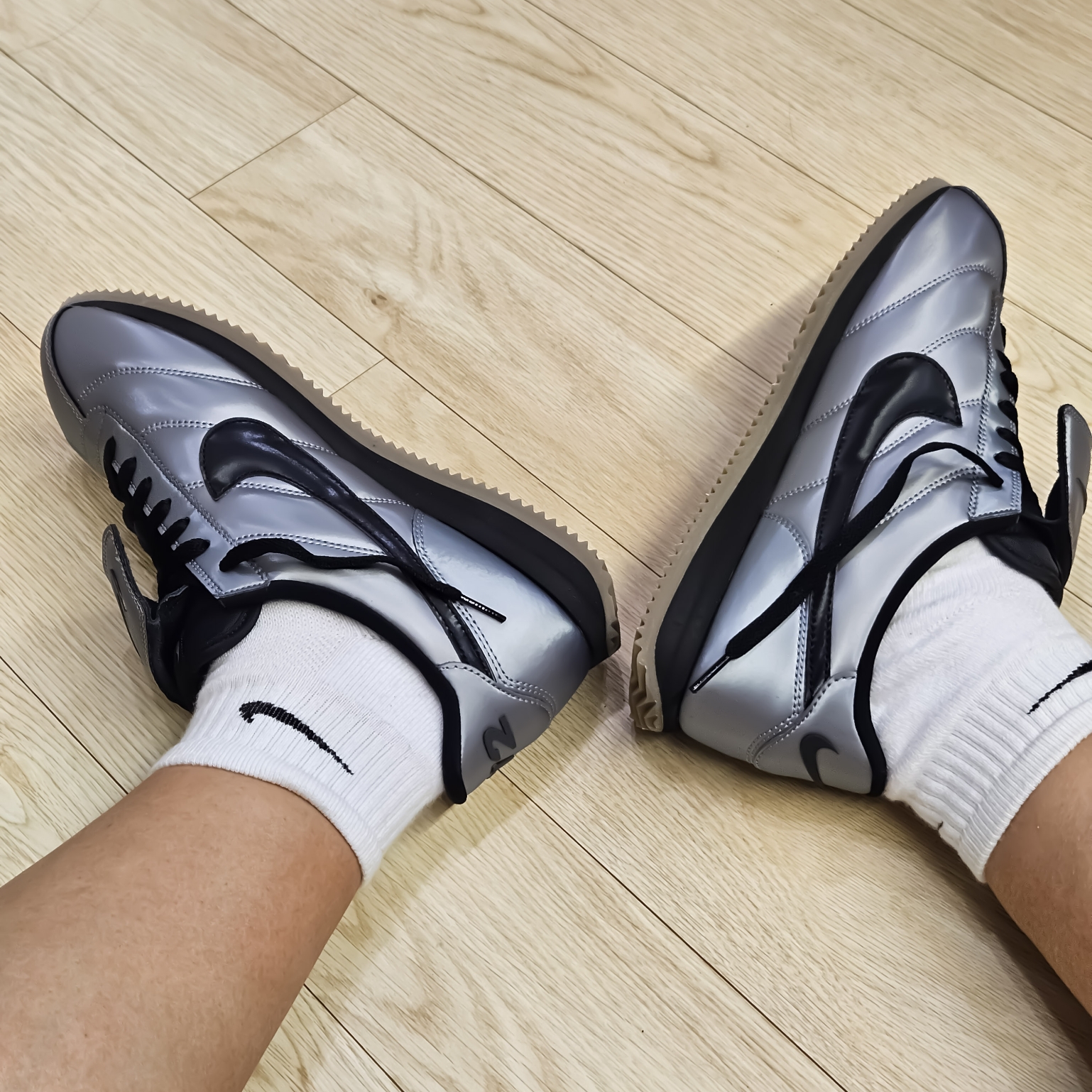 Nike Cortez Leather SE Metallic Cool Grey Black 착용 스타일 - 1