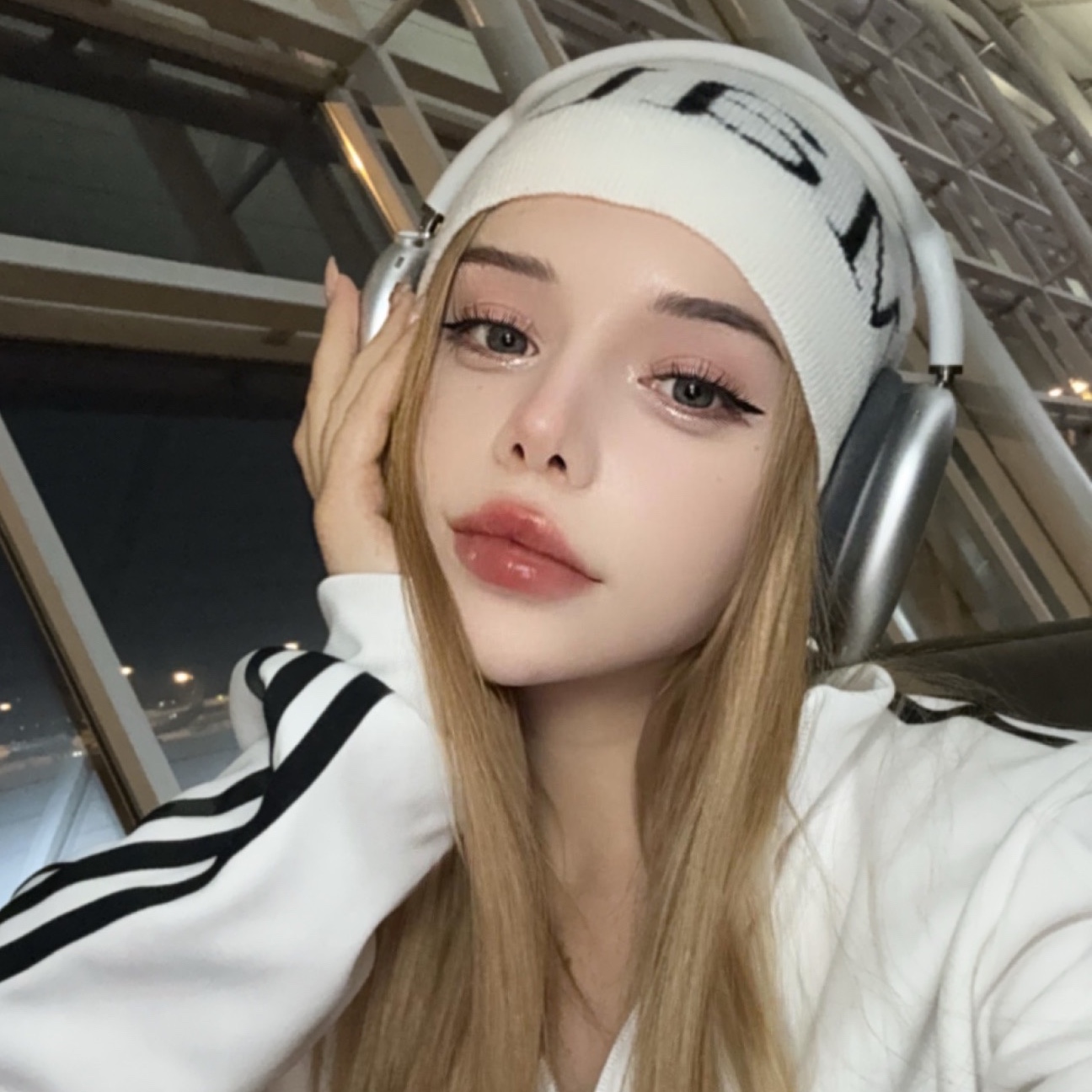 Matin Kim Logo Jacquard Short Beanie White 착용 스타일