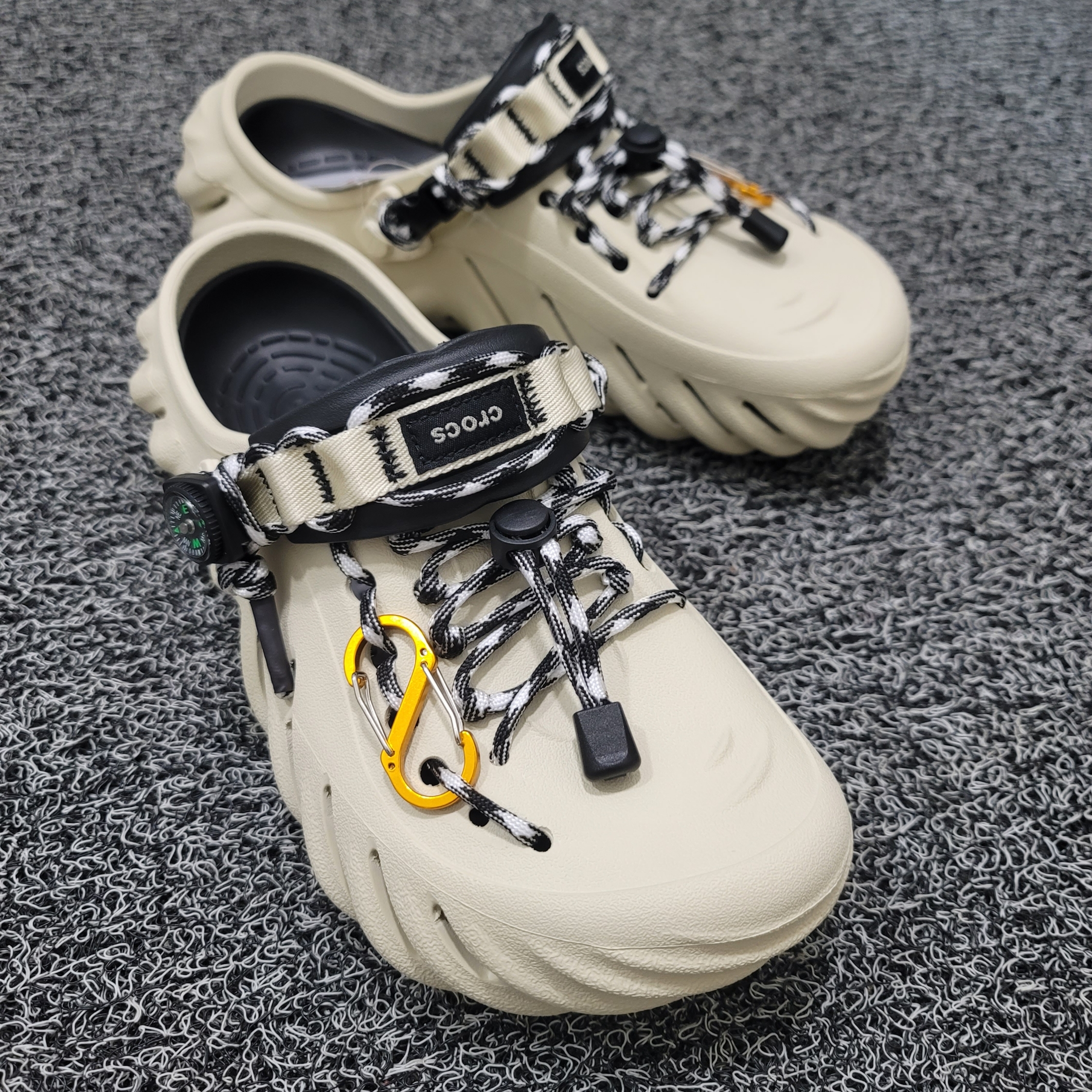 Crocs Echo Clog Bone Black 착용 스타일