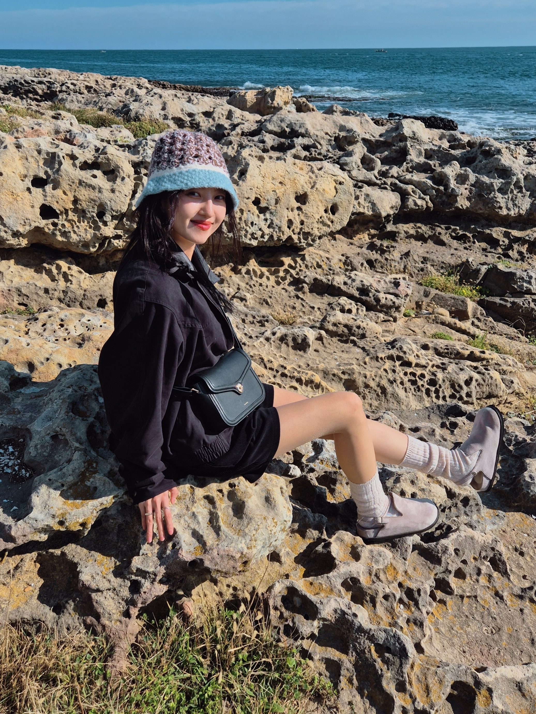 Allincomplete Shell Crochet Hat Brown & Aqua 착용 스타일 - 3